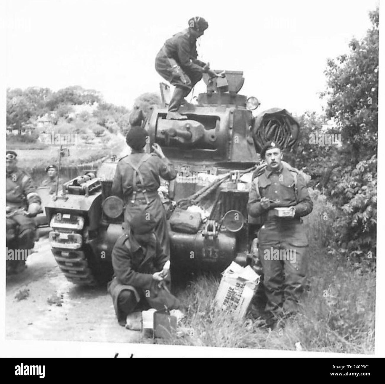 Equipaggio di carri armati che prepara la colazione durante un finto esercizio di invasione. Negativo fotografico, British Army. Foto Stock
