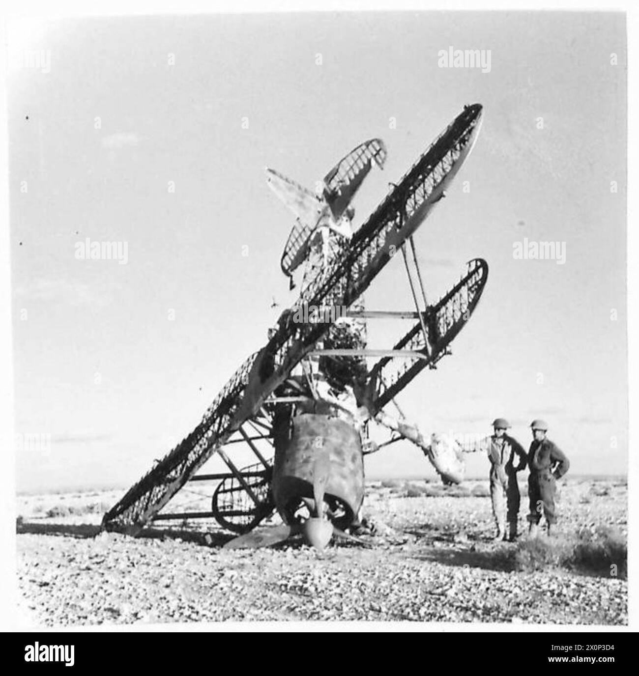 Un aereo da caccia italiano abbattuto durante la battaglia nel deserto occidentale. Negativo fotografico, British Army. Foto Stock