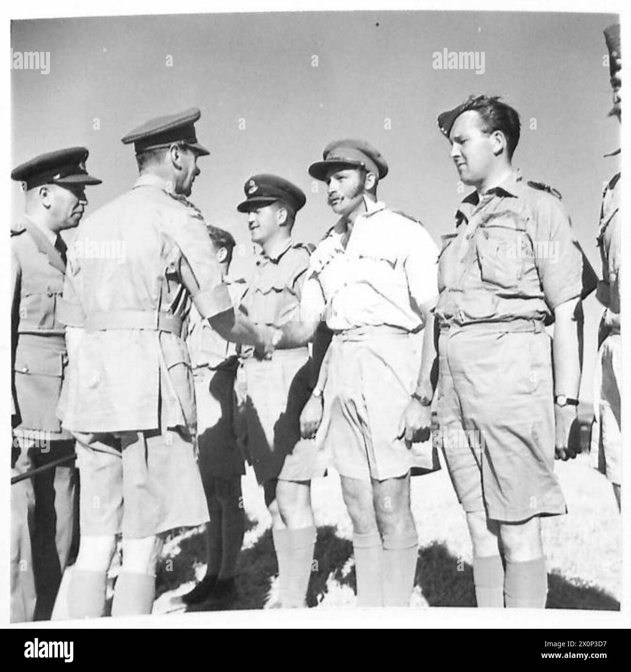 Fotografia che mostra H.M. The King che incontra piloti inglesi, americani e francesi su un aeroporto del Nord Africa. Foto Stock