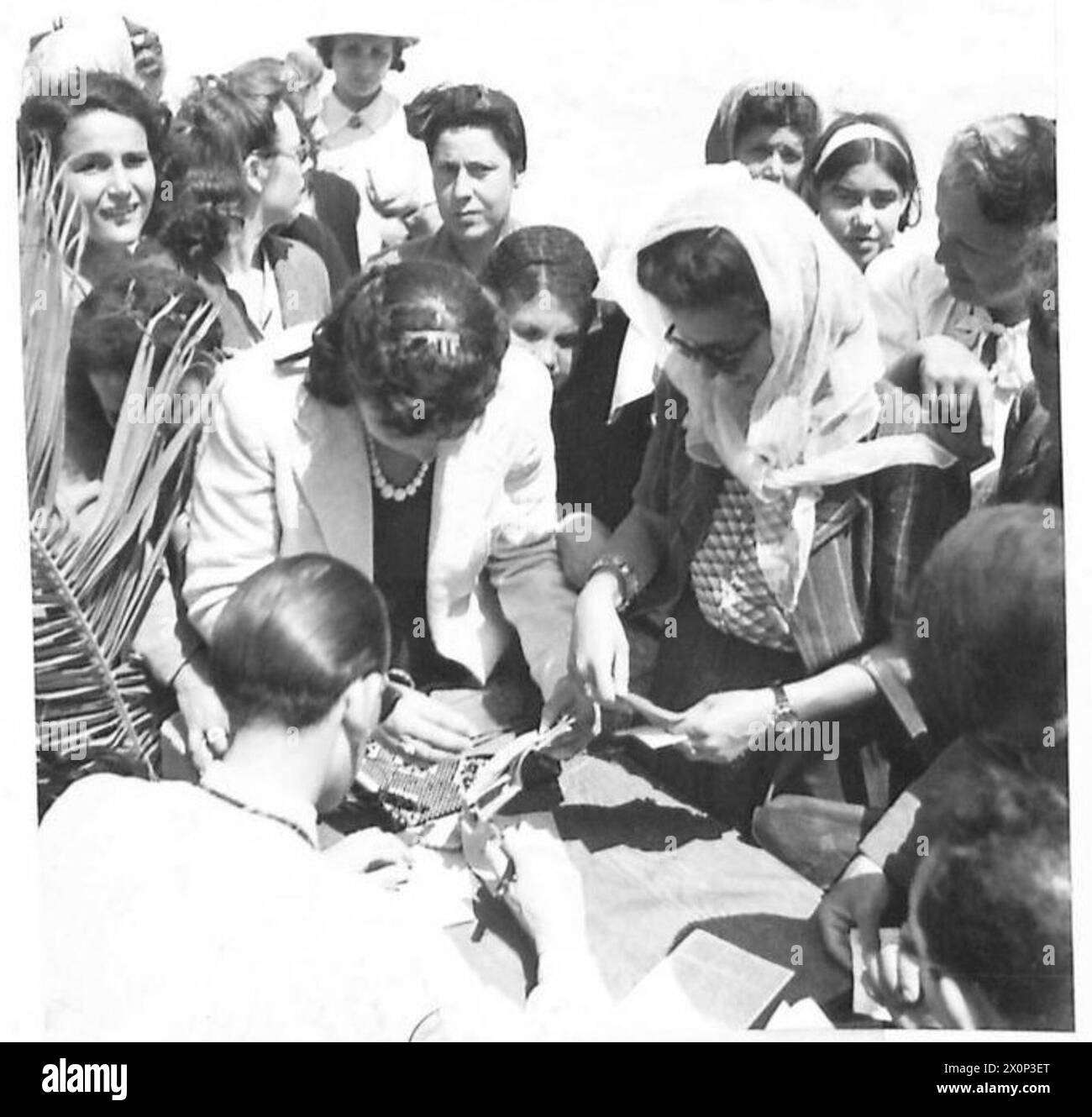 Le casalinghe francesi ricevono razioni fornite dagli americani in Tunisia, pagando le bollette dopo che le loro tessere sono state timbrate. Foto Stock