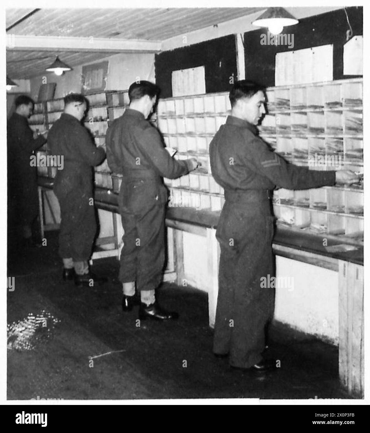 Le lettere sono ordinate per personale in un ufficio postale dell'esercito come parte delle operazioni postali militari. Foto Stock