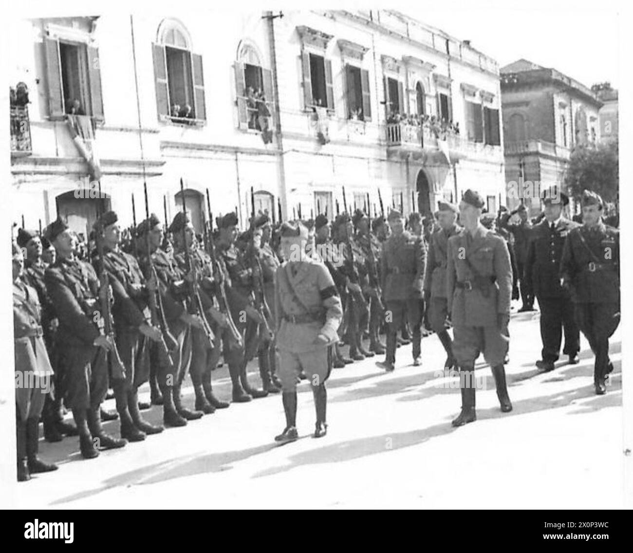 Re Vittorio Emanuele d'Italia ispeziona la Guardia d'Onore, dimostrando il protocollo militare e le procedure cerimoniali durante una revisione formale. Foto Stock