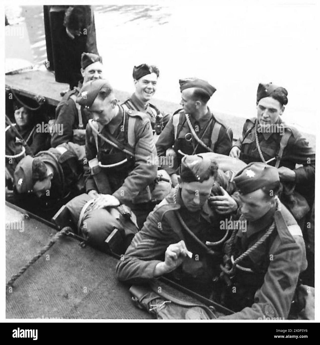 Gli uomini di un battaglione di Coldstream Guards salgono a bordo di un mezzo da sbarco durante un'esercitazione combinata. Documenti fotografici negativi documentano l'addestramento anfibio dell'esercito britannico. Foto Stock