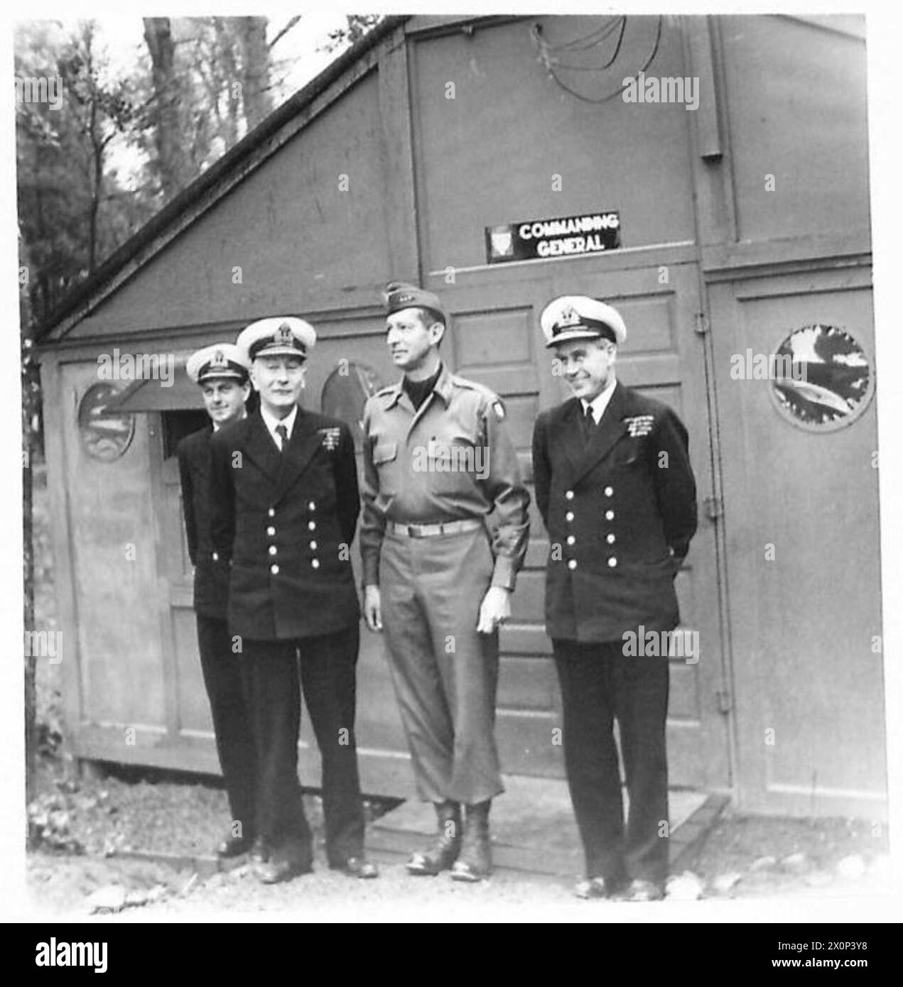 L'ammiraglio Cunningham, il generale Clark e il contrammiraglio Morse si trovano fuori dalla War Room presso il quartier generale del 15 Army Group. Foto Stock