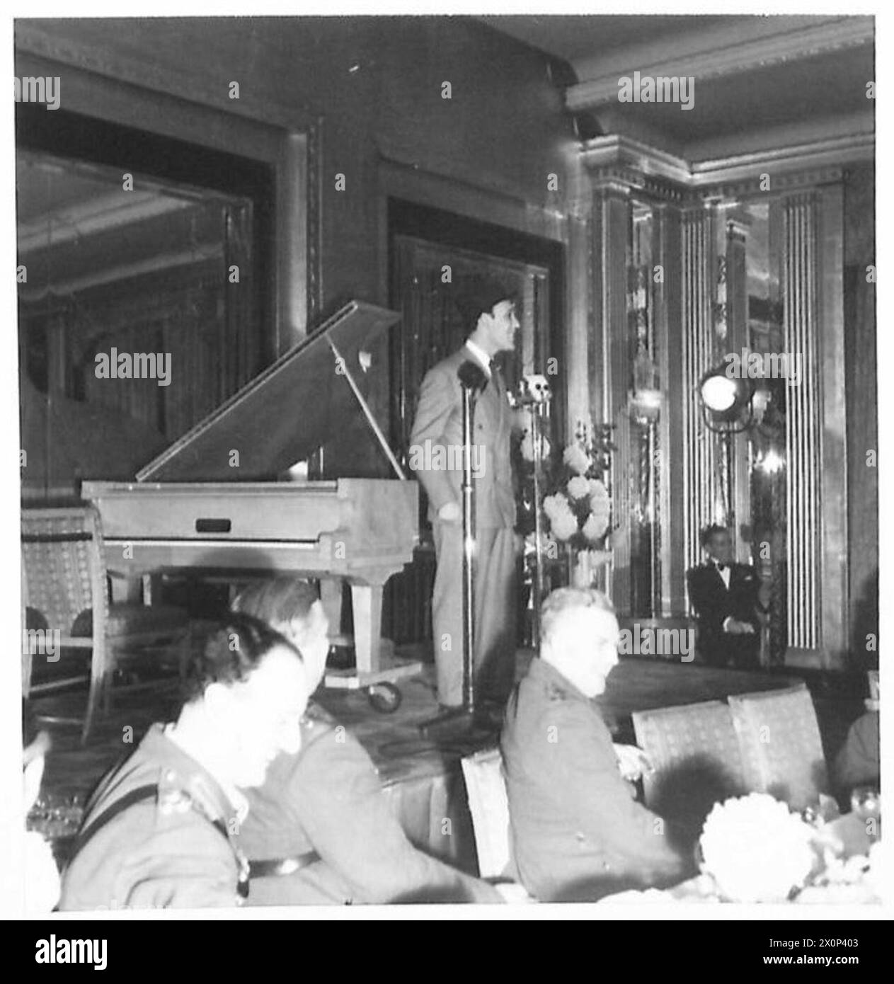 CENA EL ALAMEIN - Una serie di fotografie scattate durante la cena El Alamein tenutasi al Claridges Hotel, martedì 23 ottobre 1945, quando il feldmaresciallo Sir Bernard Montgomery presiedette e Winston Churchill fu uno degli ospiti. Negativo fotografico, British Army Foto Stock