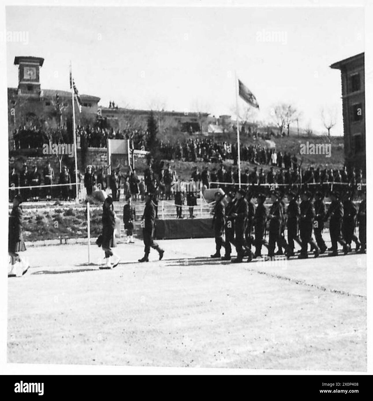 Il 1st Battalion London Scottish sfilano i loro colori, documentato in un negativo fotografico dall'esercito britannico. Foto Stock