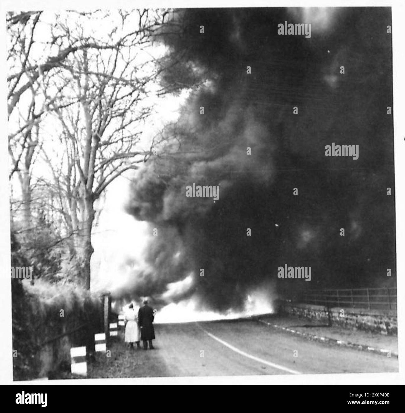 Una dimostrazione mostra l'uso di benzina e olio proiettati utilizzando il metodo "tramoggia per siepi" per la combustione controllata. Foto Stock