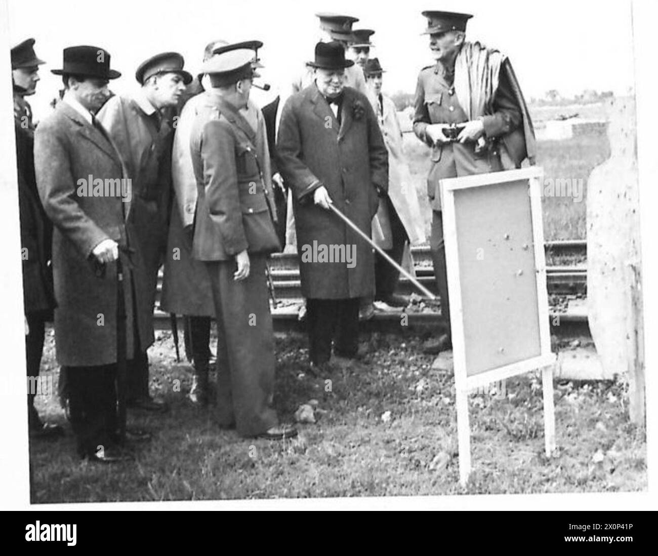 Il primo Ministro esamina i risultati della sua tiratura mentre è accompagnato da Sir Archibald Sinclair, Segretario di Stato per l'aria. Foto Stock