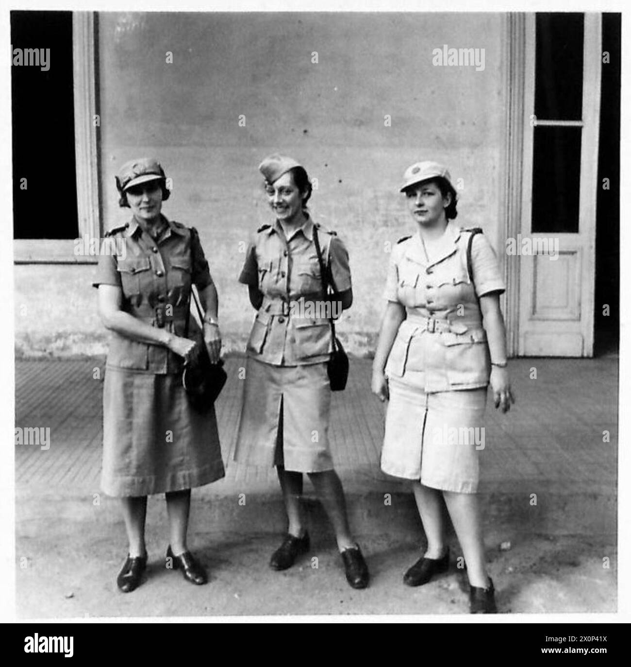 Tre ufficiali del Women's Army Auxiliary Service stanno insieme, un maggiore a sinistra e due luogotenenti. Foto Stock