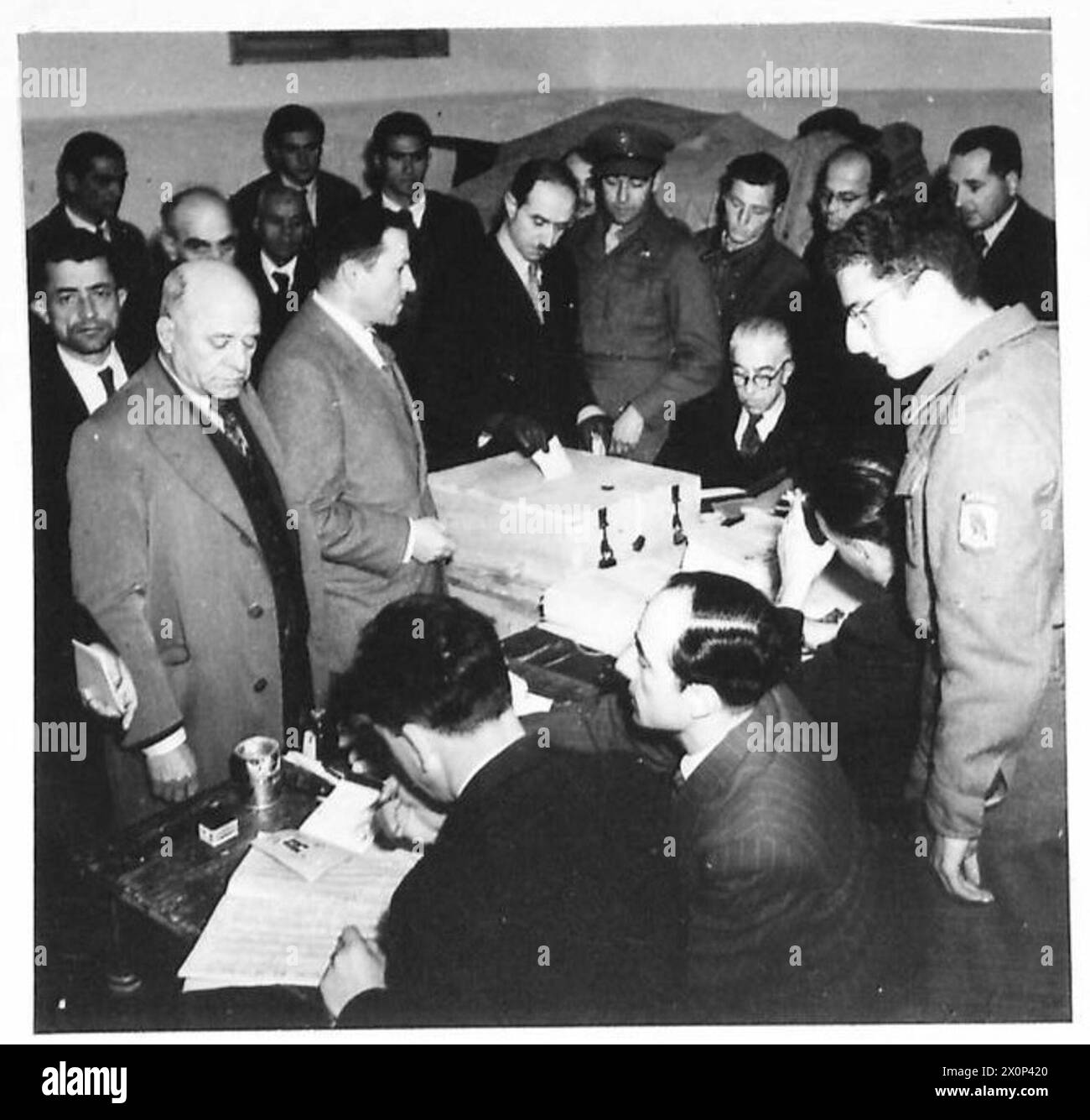 I cittadini greci registrano e registrano i voti ai tavoli controllati dai rappresentanti dei comitati elettorali durante le elezioni. Foto Stock