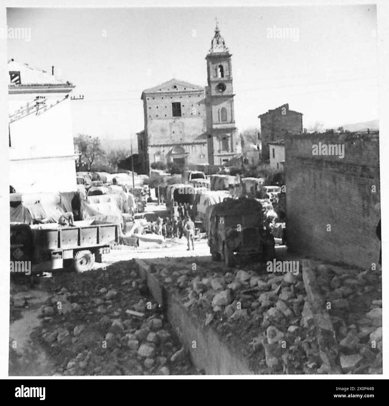 ITALIA: OTTAVA BATTAGLIA DI ARMYRIVER SANGRO, che ricorda l'ultima grande Guerra. Fotografie in questa scena ad Atessa, un villaggio che si affaccia sul fiume Sangro. La strada, solitamente tranquilla, del villaggio di campagna, era stata trasformata in una trafficata scena di attività, essendo ora piena di camion di un M.D.S. Photographic negative neozelandese, British Army Foto Stock