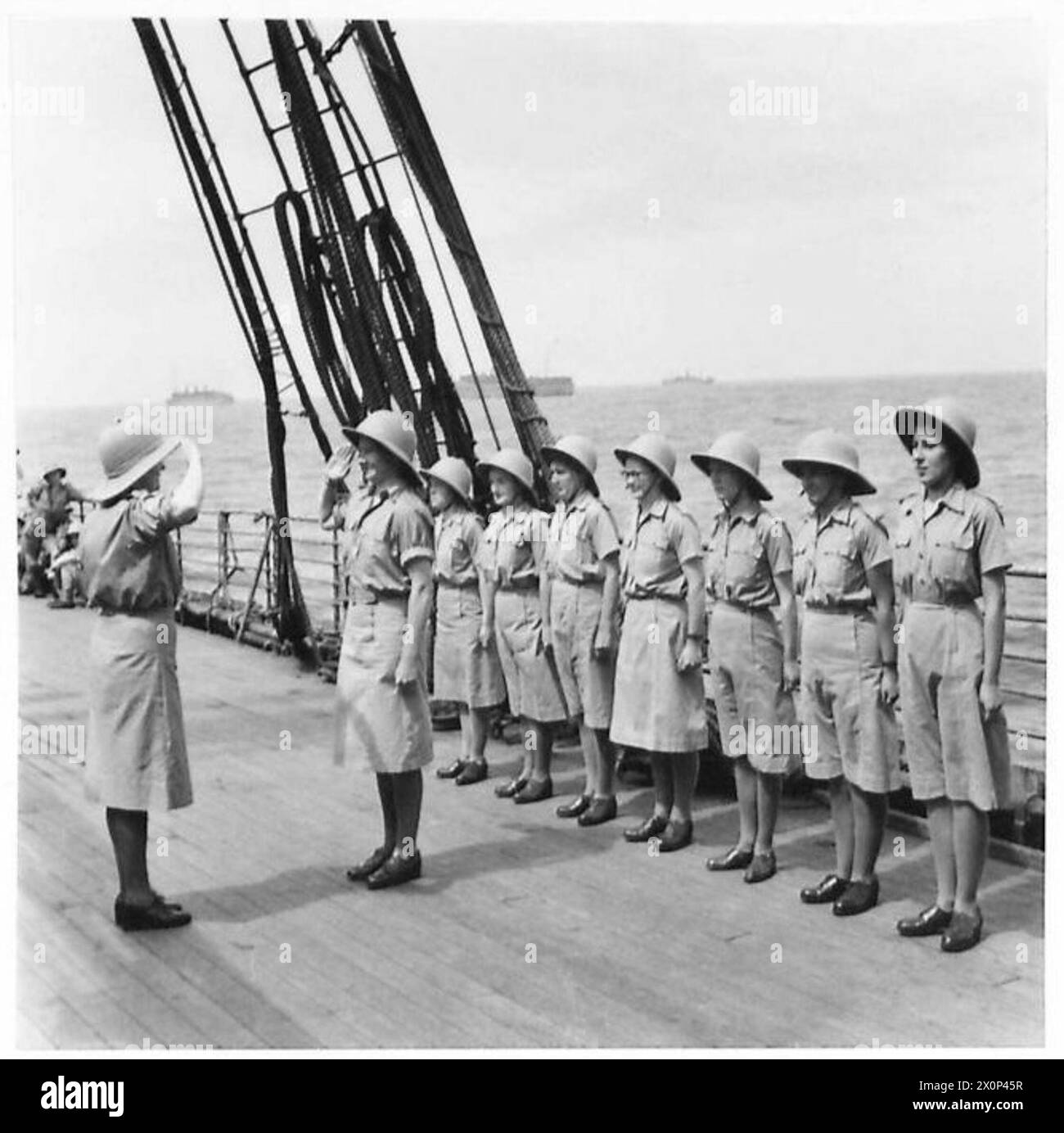 Una squadra di personale dell'A.T.S. sfilerà a bordo di una nave truppe che viaggia in un convoglio verso il Medio Oriente. Negativo fotografico dell'esercito britannico. Foto Stock