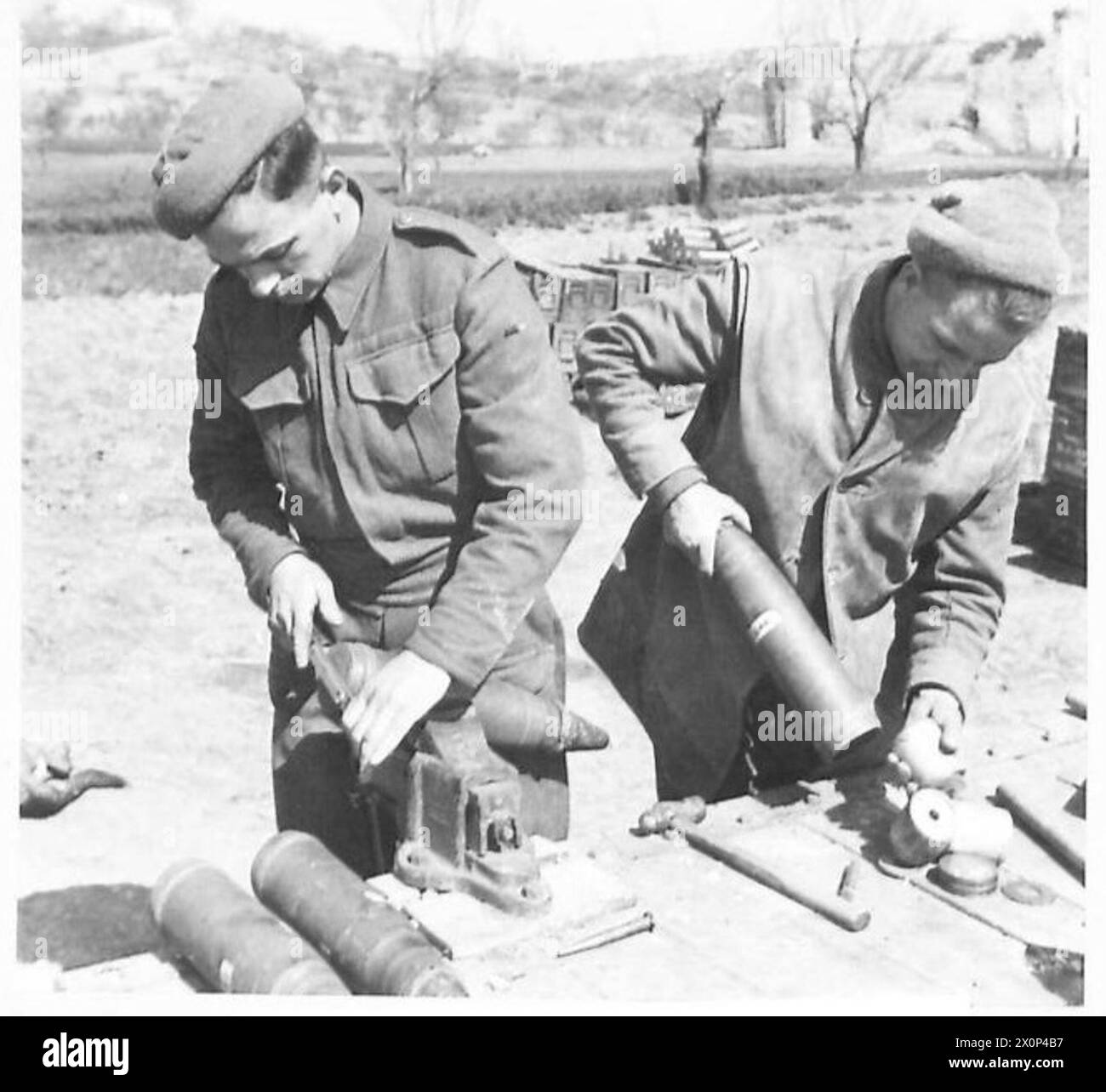 Il soldato Scott di Mitcham, nel Surrey, rimuove un fumogeno mentre il soldato Carnell ne prepara un altro come parte delle operazioni di guerra psicologica nell'Ottava Armata britannica. Negativo fotografico, British Army. Foto Stock