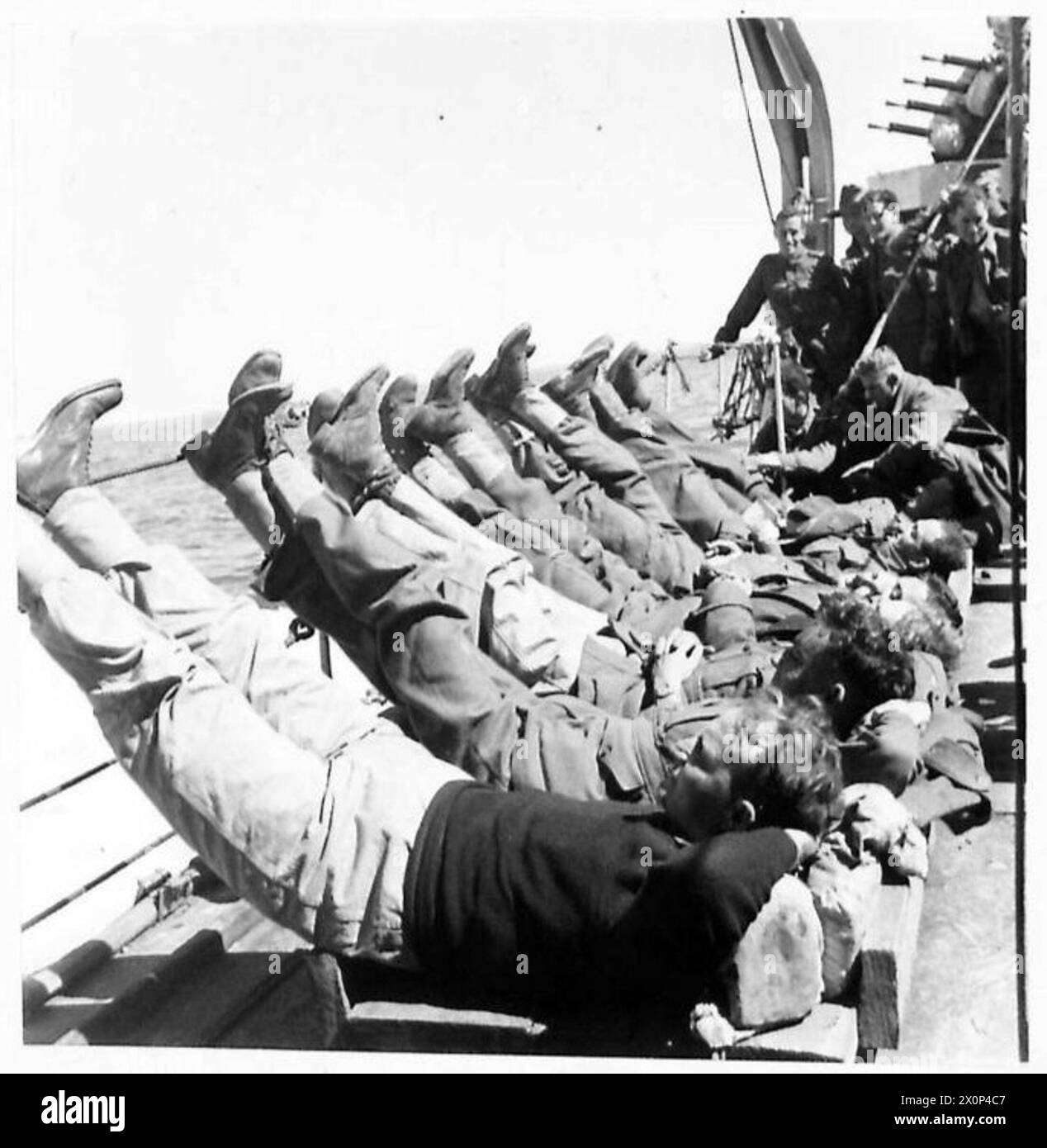 Le truppe australiane riposano sulla rotaia di un cacciatorpediniere mentre partono da Tobruk durante le operazioni dell'esercito britannico. Foto Stock