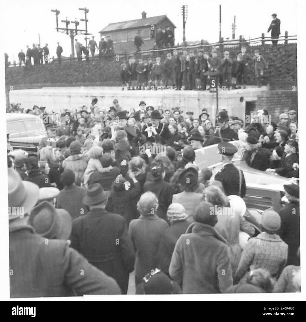 L'auto del signor Churchill è circondata da folle durante il suo tour di Cardiff, catturato come negativo fotografico dall'esercito britannico. Foto Stock