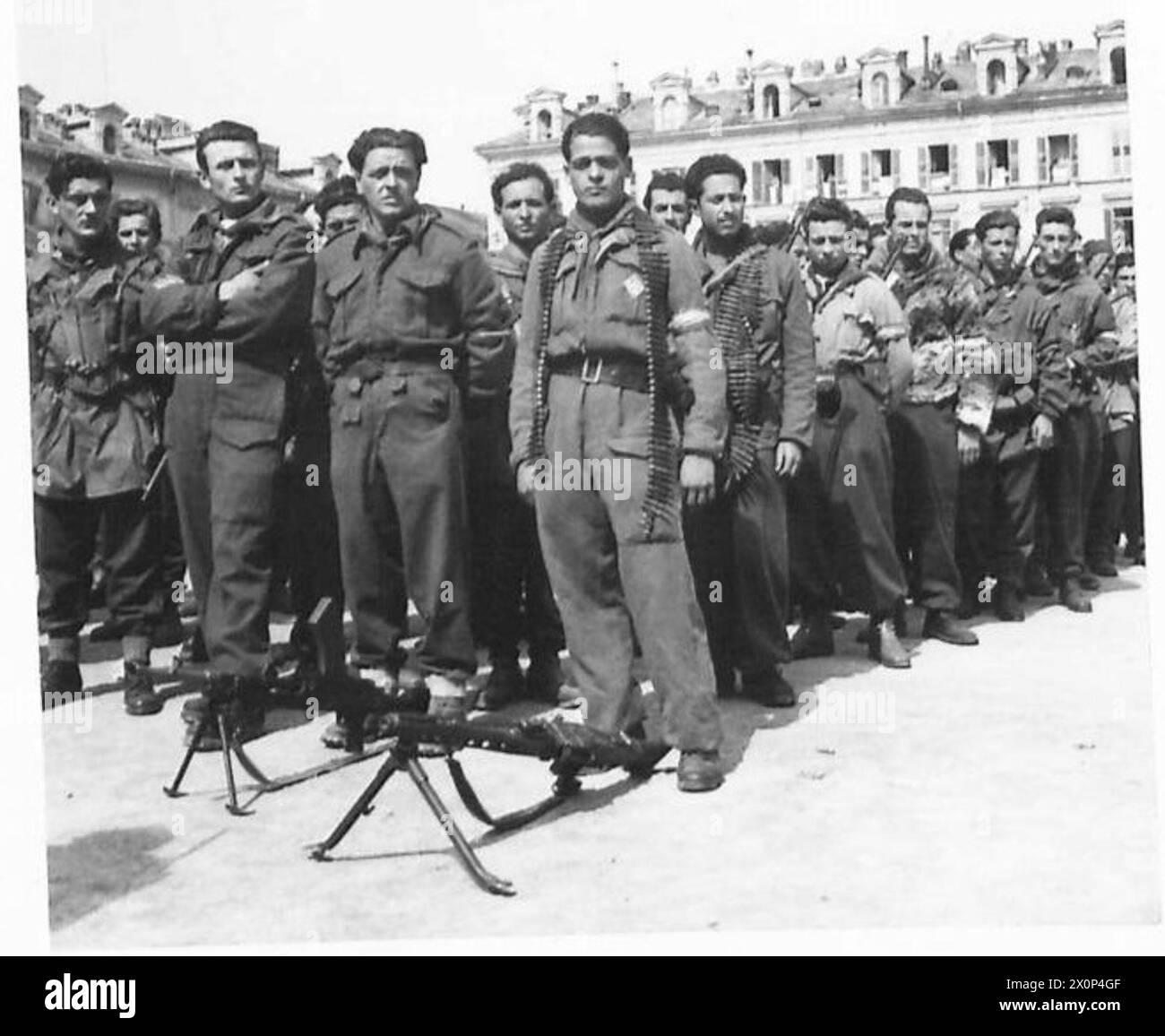 Visione generale della parata partigiana a Cuneo-Alba, Italia, durante una messa commemorativa della fine delle ostilità in Italia. Il negativo fotografico documenta l'evento. Foto Stock