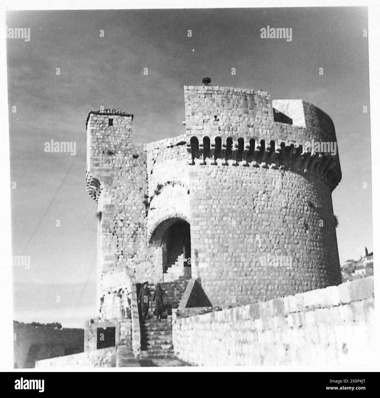 JUGOSLAVIA : VARI - dopo uno sguardo intorno dalla torre, gli uomini scendono i mille passi indietro verso la città. Negativo fotografico, British Army Foto Stock