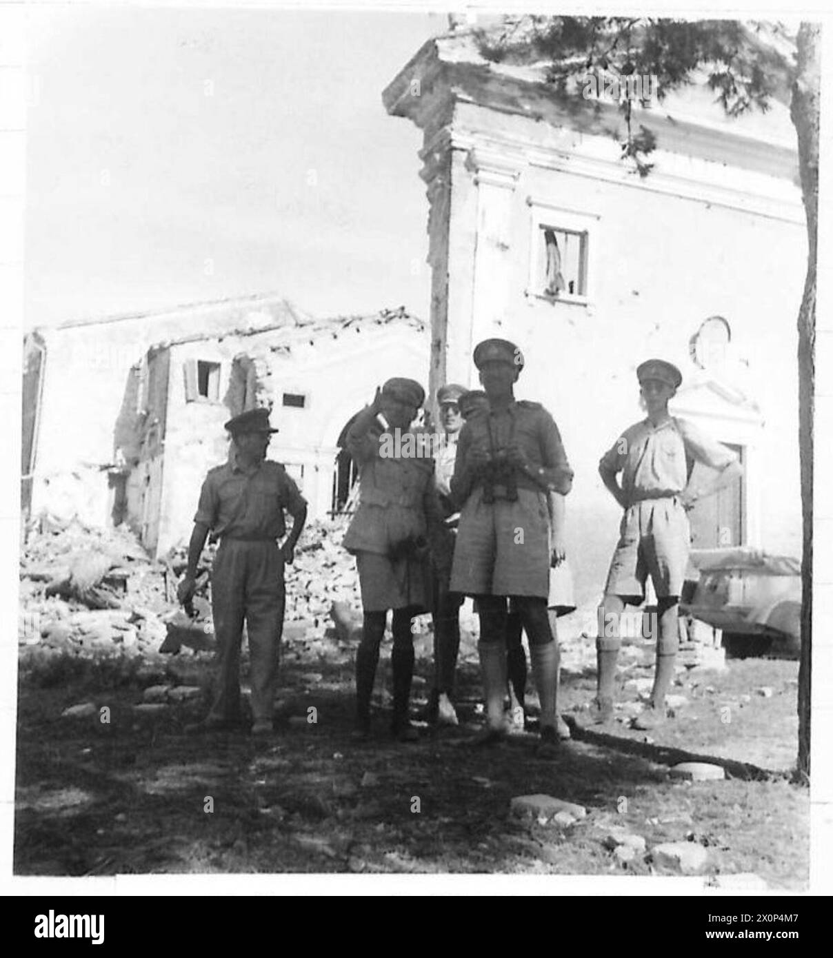 Generale Alexander, con Lieut. I generali Leese e Harding, osservano la battaglia della linea Gotica nelle Pianure della Lombardia, con una chiesa distrutta sullo sfondo. Negativo fotografico dell'esercito britannico. Foto Stock