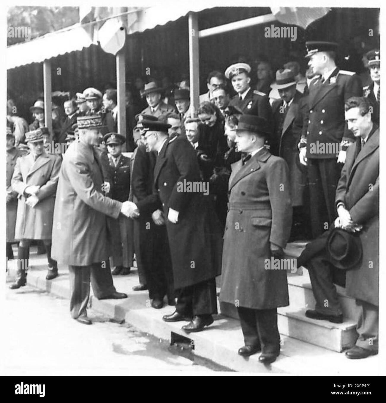 Il generale Giraud saluta il partito russo durante le celebrazioni della giornata dell'Armata Rossa ad Algeri. L'evento segna la cooperazione alleata in Nord Africa durante la seconda guerra mondiale Foto Stock