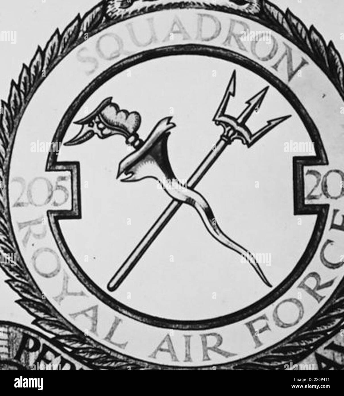 Distintivo dello Squadrone No.205 con un tridente di Balance a Saltire con il motto "Perama di-Malaya" (primo in Malesia), che riflette la sua origine navale e il suo legame con la Malesia. Negativo fotografico, Royal Air Force. Foto Stock