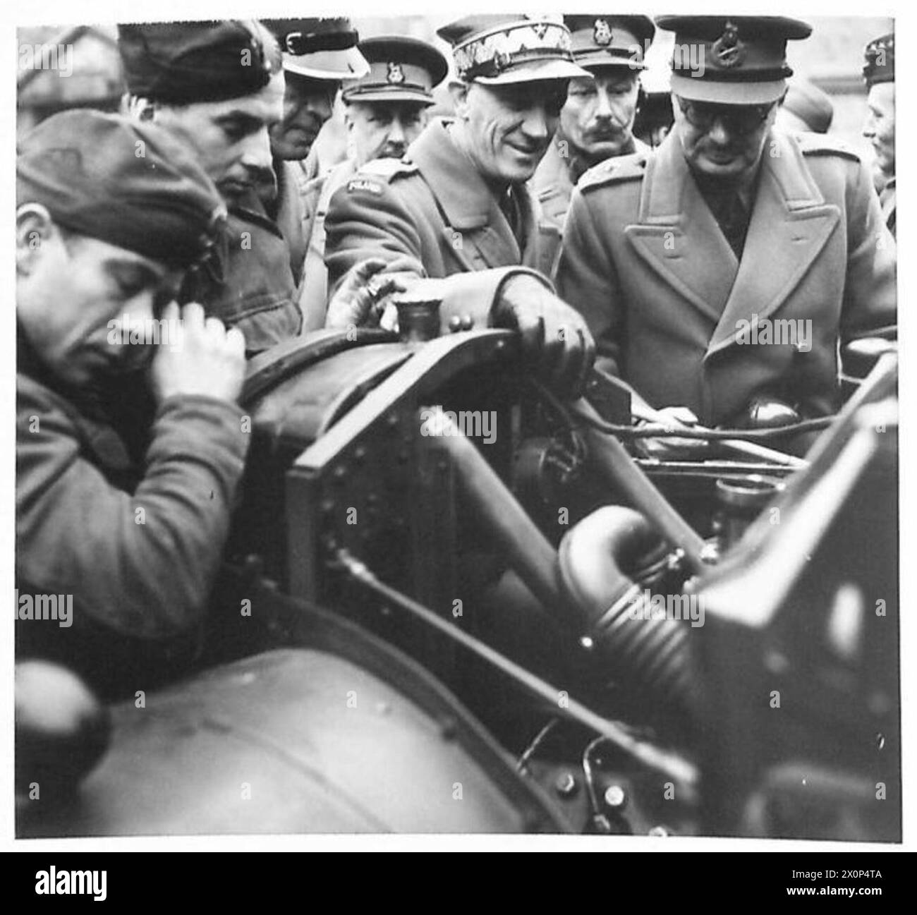 Il maggior generale L.H. Williams ispeziona una classe di manutenzione dei motori presso la scuola guida della 1st Rifle Brigade, i corpo polacco, Blairgowrie, accompagnato dal generale Gustaw Paszkiewicz l'11 dicembre 1941. Negativo fotografico, esercito polacco. Foto Stock