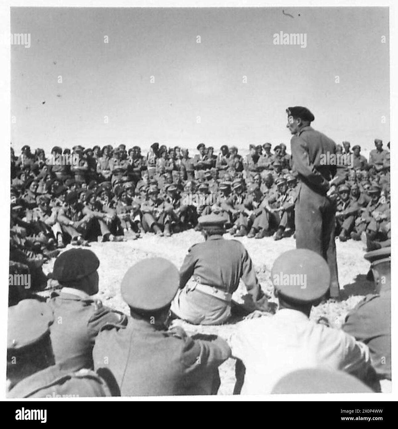 Il generale Montgomery si congratula con le truppe corazzate neozelandesi e inglesi per il movimento d'uscita chiamato "Monty's Left Hook" che costrinse il nemico a ritirarsi dalla linea Mareth. Foto Stock