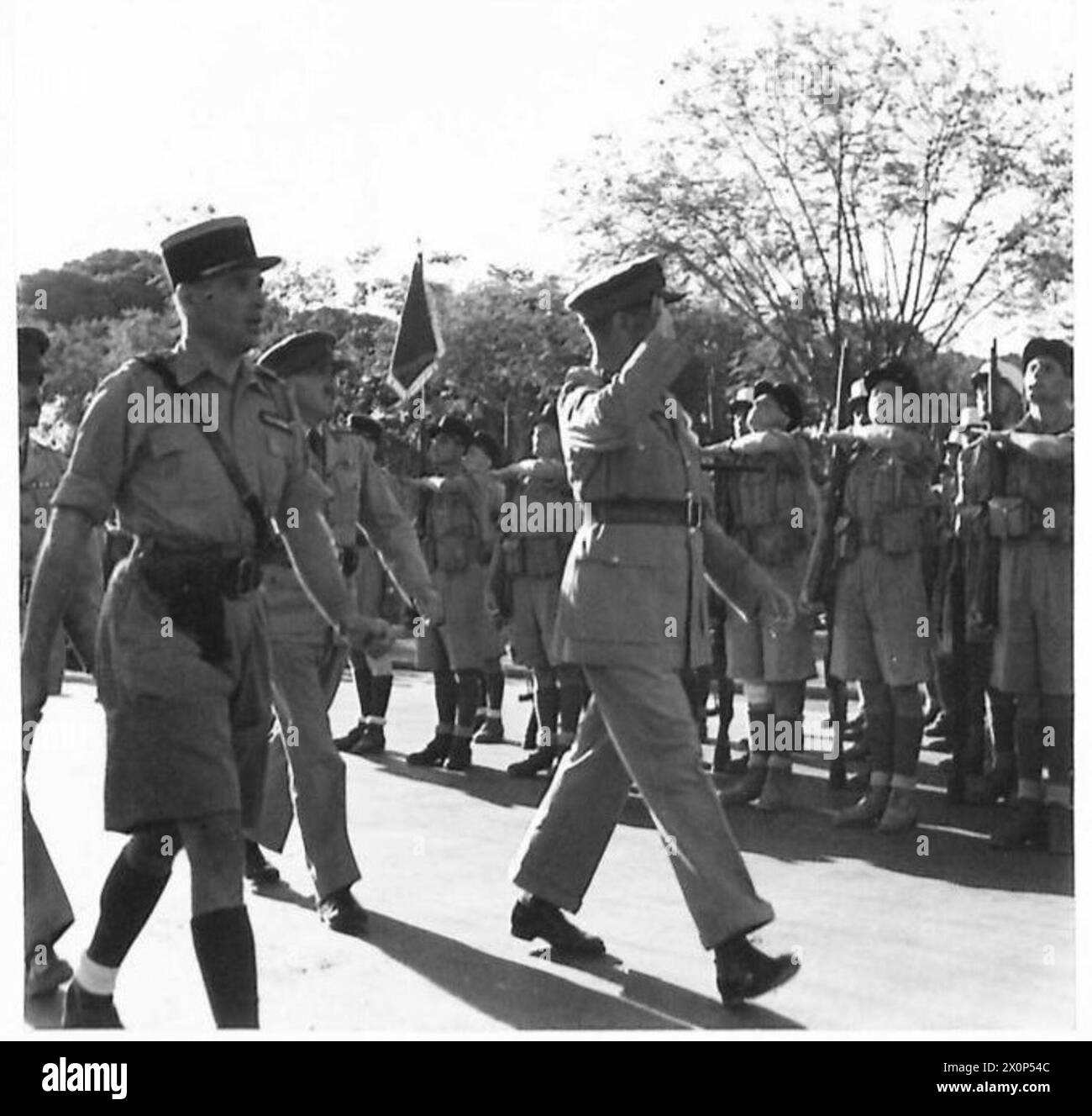 Il tenente generale Lavarack restituisce il saluto della Legione straniera francese in Siria, illustrando il protocollo militare e la cooperazione internazionale. Foto Stock