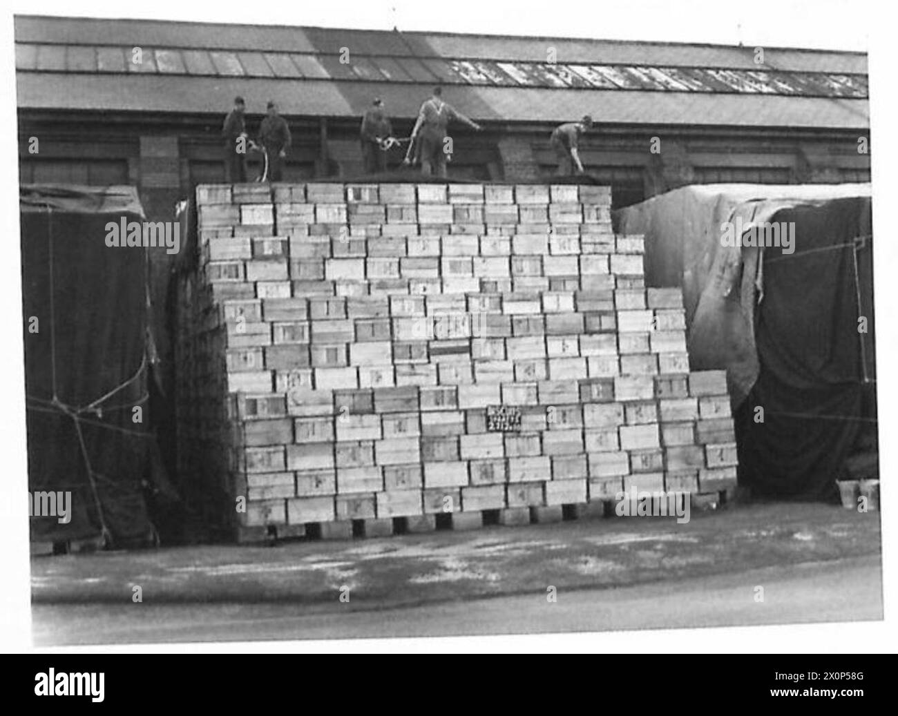 La fotografia mostra il metodo di accatastamento dei biscotti in scatola all'aperto presso il deposito N4 S.R.D. di Swindon, per il Chief Provision Officer S.T.6. L'immagine è un negativo fotografico, associato all'esercito britannico. Foto Stock