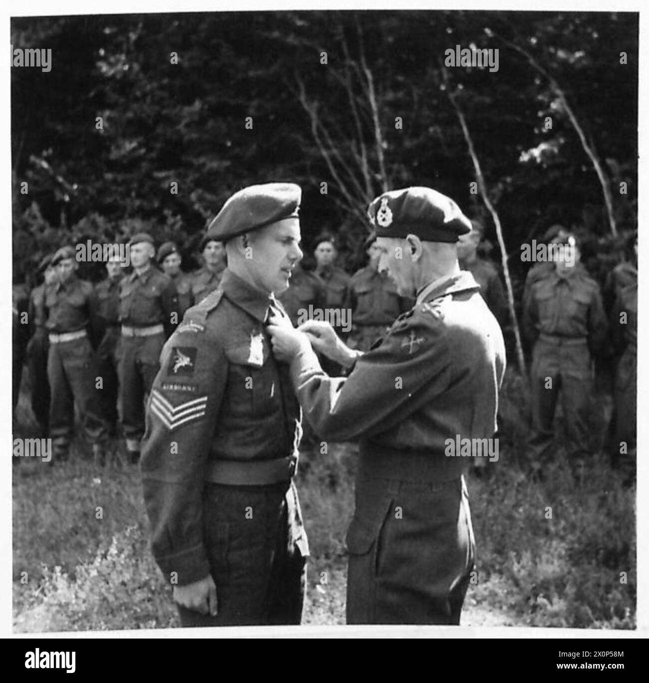 La fotografia mostra il generale Montgomery che presenta il nastro della medaglia militare al sergente W.P. Minard del 1st Canadian Parachute Battalion, Airborne Division. L'immagine è un negativo fotografico, associato all'esercito britannico e al 21st Army Group. Foto Stock
