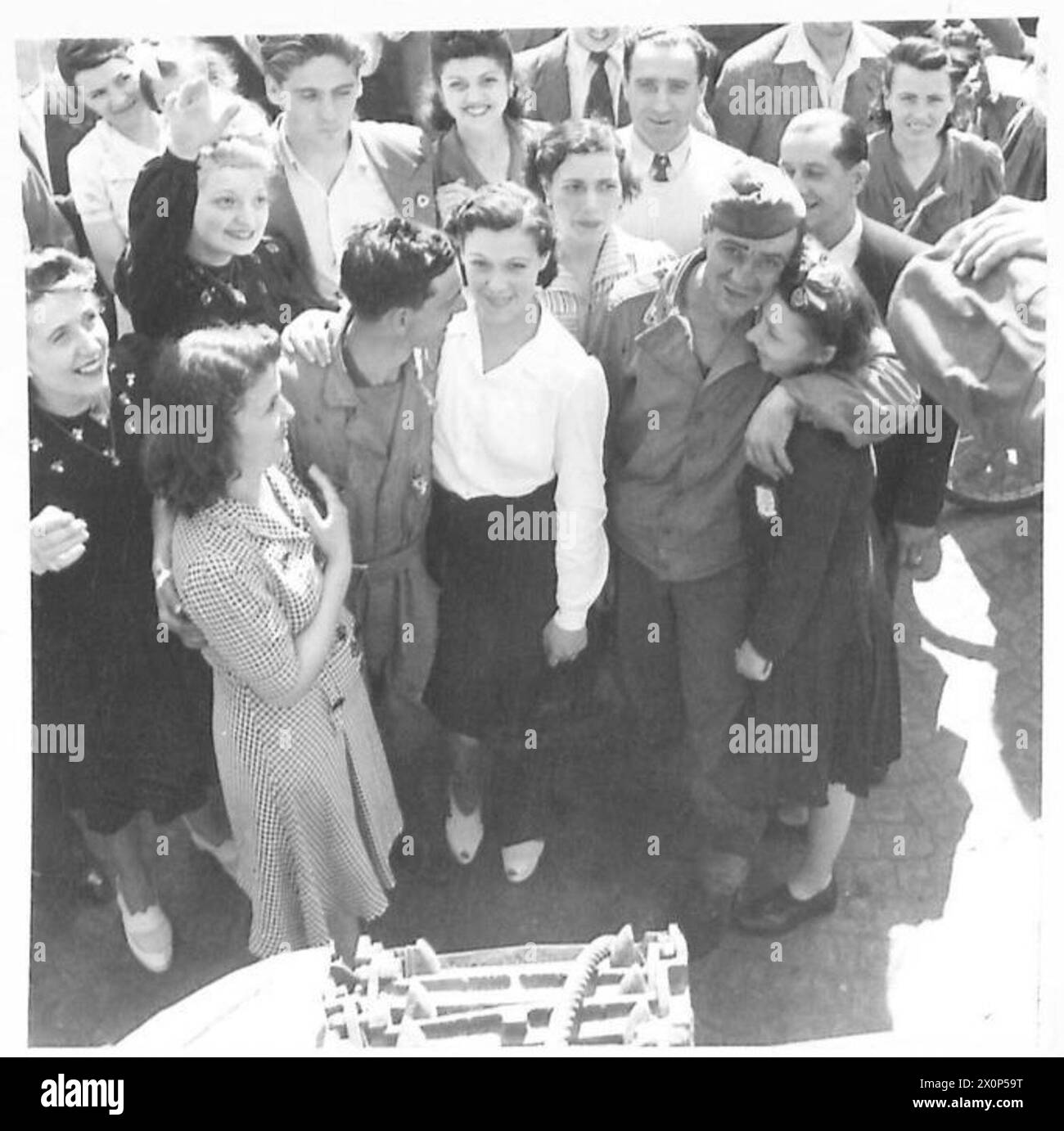 La fotografia mostra la gente di Parigi che affonda le strade per salutare le truppe britanniche, americane, canadesi e francesi che entrano nella città liberata. L'immagine è un negativo fotografico, associato all'esercito britannico e al 21st Army Group. Foto Stock