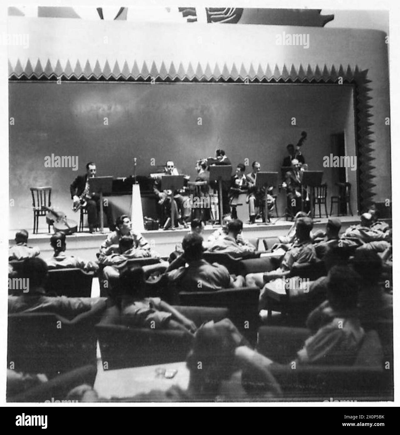 In Italia, una sala da ballo funge da sala e ospita un'orchestra leggera per intrattenere le truppe durante i periodi di inattività. Foto Stock