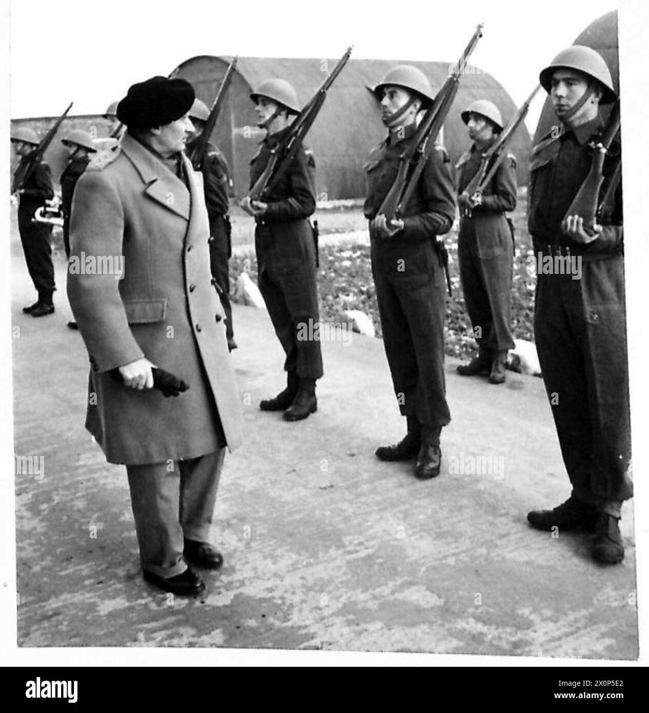 Il generale Montgomery ispeziona la guardia a Bracla, Scozia, documentando la revisione dell'unità dell'esercito britannico durante un tour militare. Negativo fotografico. Foto Stock
