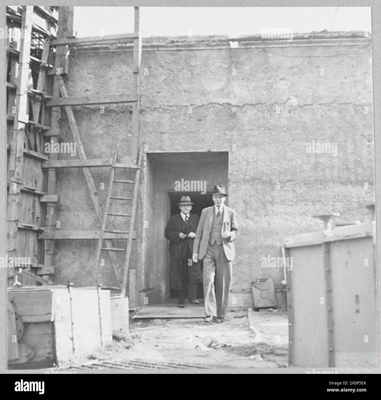 Colonnello la RT. L'On. D. Clifton Brown e il Sig. H.A. St. J. Saunders hanno lasciato il rifugio antiaereo di Hitler durante una visita a Berlino. Negativo fotografico, Royal Air Force. Foto Stock