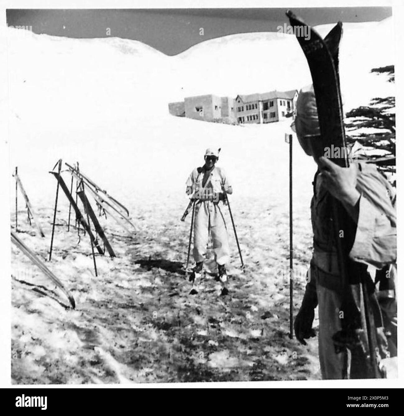 Uno sciatore militare torna alla scuola di allenamento dopo aver completato esercizi, dimostrando la mobilità invernale e le abilità sciistiche. Foto Stock