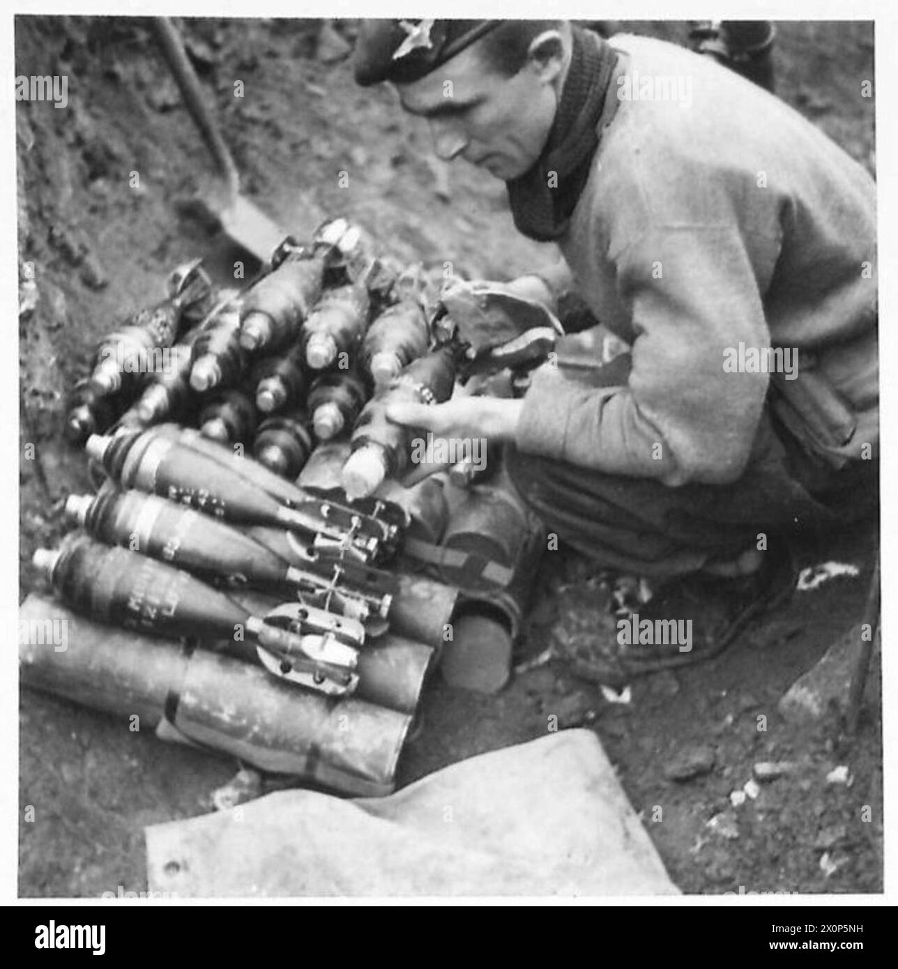 Il soldato J. Macersie di Glasgow prepara bombe mortai per il fuoco durante la guerra civile greca. Negativo fotografico dell'esercito britannico. Foto Stock