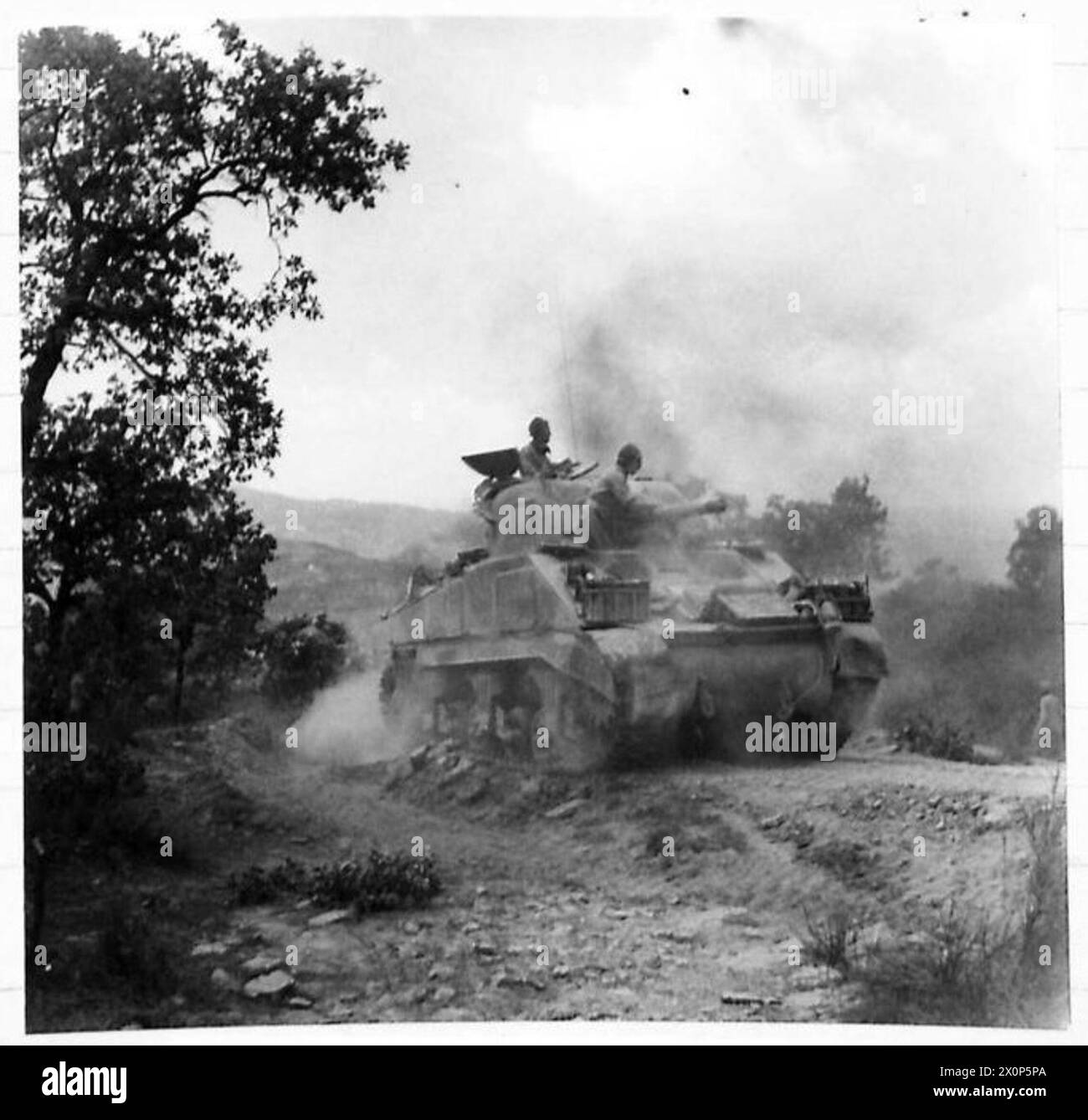 I veicoli dell'Eighth Army percorrono strade di montagna strette e ripide dove i carri armati richiedono manovre attente. Negativo fotografico dell'esercito britannico. Foto Stock