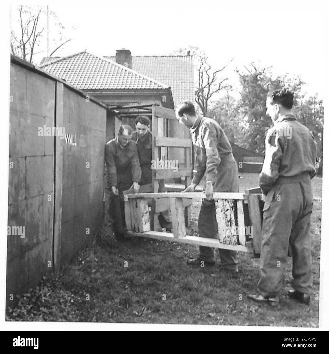 Un soldato negozia un ostacolo all'aperto alla commissione giudicatrice dell'Ufficio della Guerra No.11 a Golders Green. Foto Stock