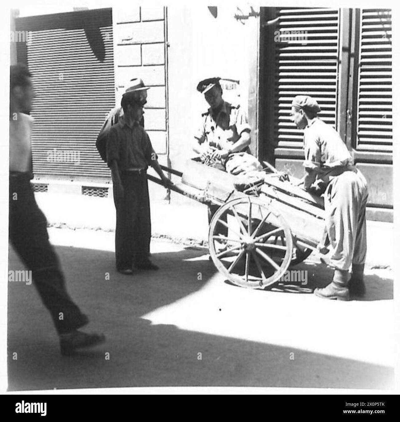 Le strade di Firenze sotto il controllo dell'Ottava Armata sono deserte, con ricerche approfondite condotte e fascisti assenti dall'area controllata dagli Alleati. Foto Stock