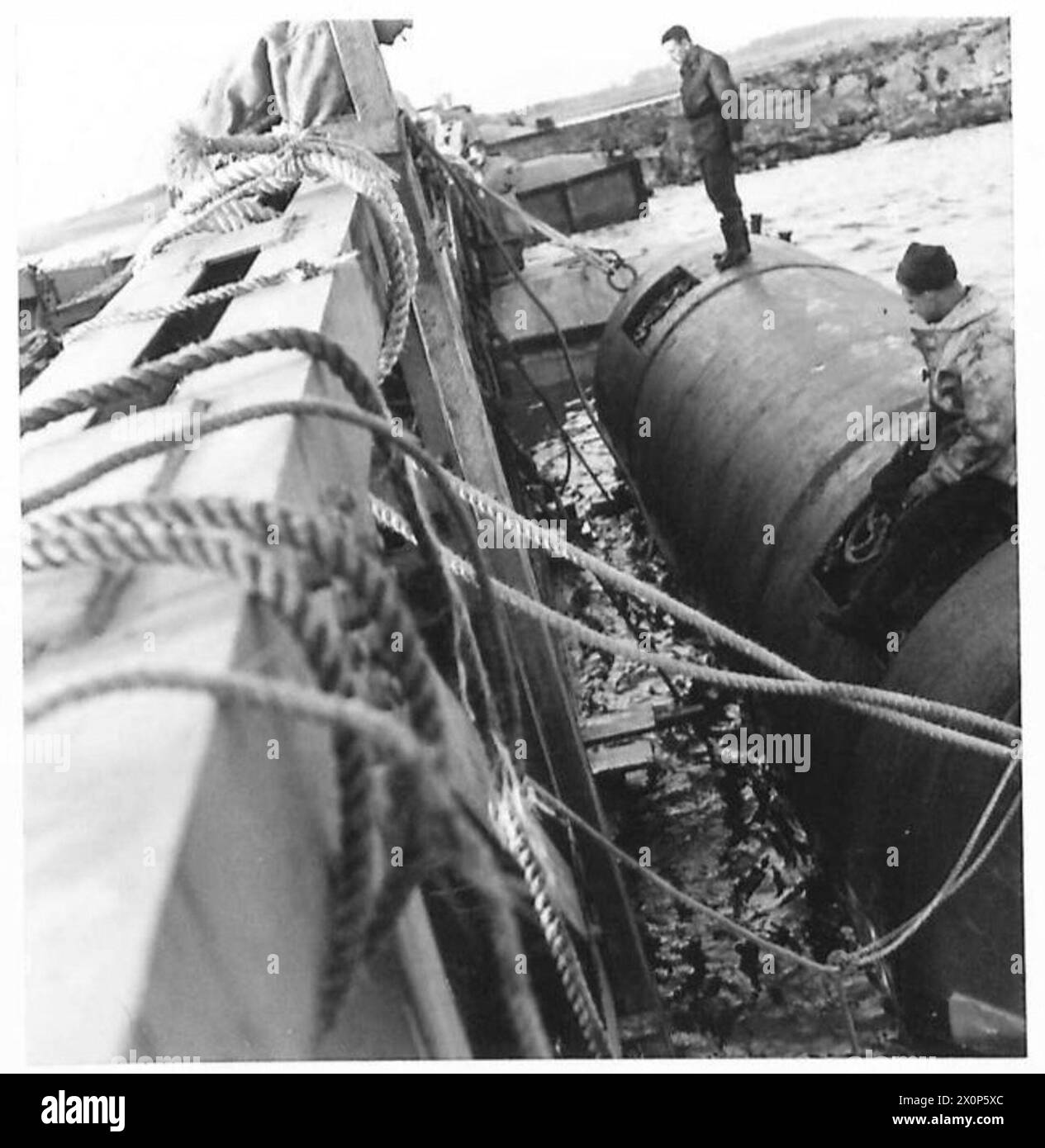 INCARICO SPECIALE D.T.N. - fotografie che mostrano l'operazione di allontanare la prima campata dalle rocce. L'operazione ebbe successo e la campata fu trainata al molo di Garlieston. Negativo fotografico, British Army Foto Stock