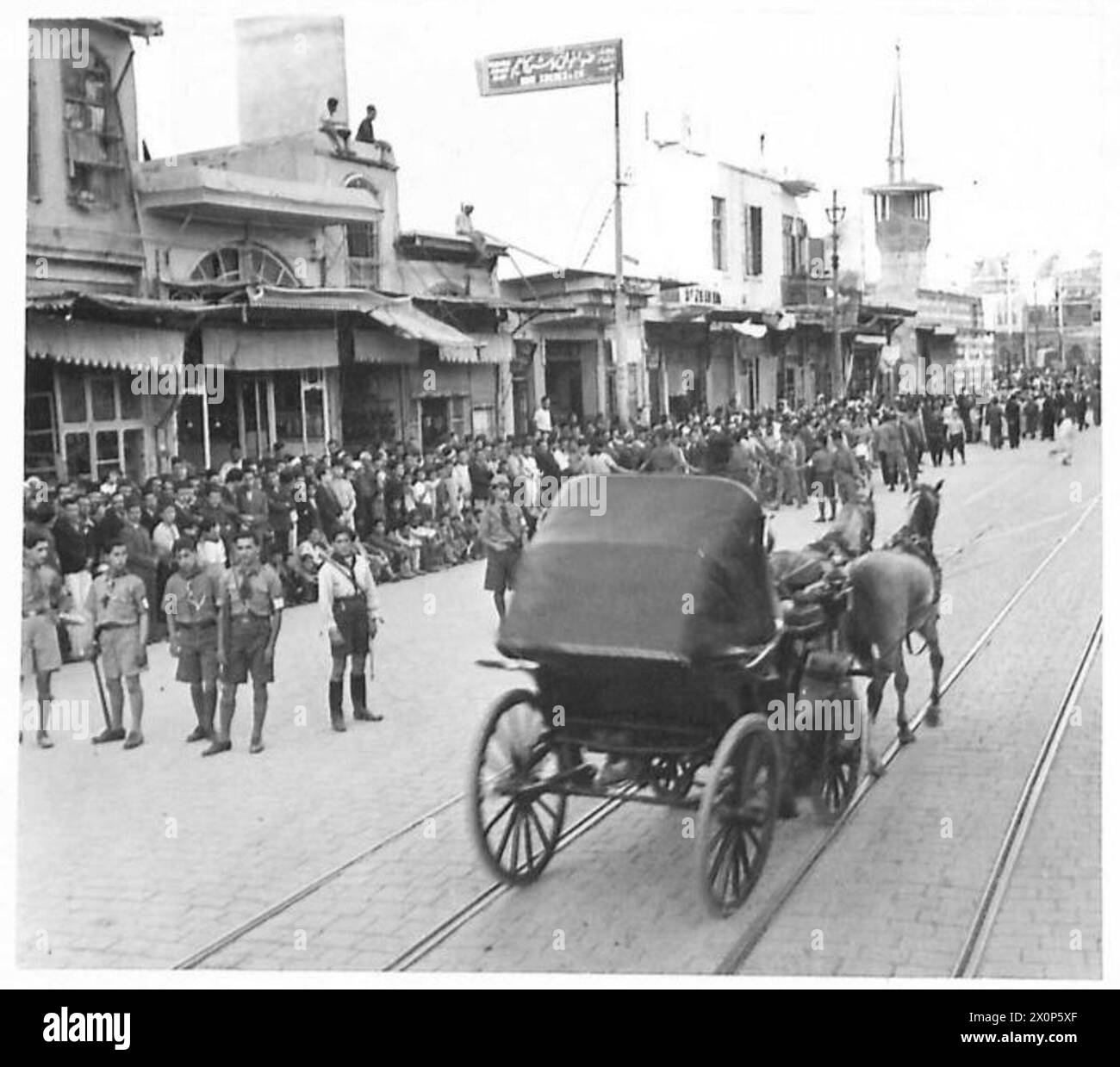 Gli abitanti riempiono le strade di Damasco per guardare le forze inglesi e francesi liberi attraversare la città. Foto Stock