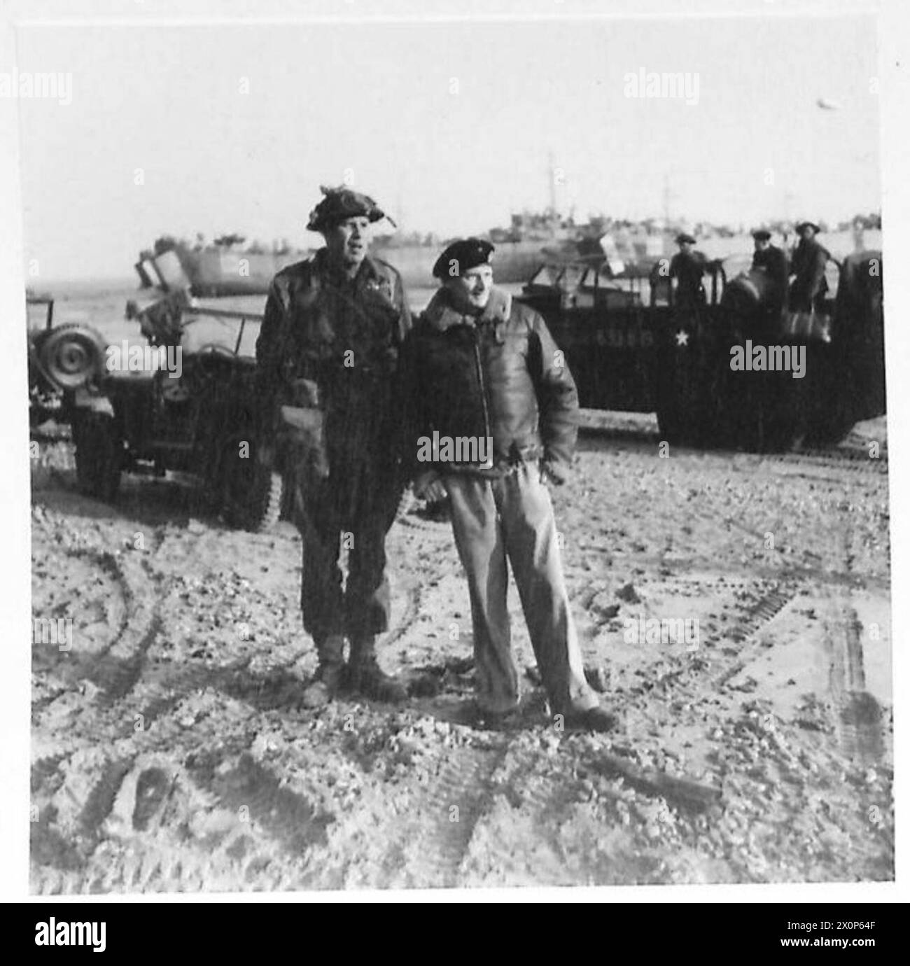 Il generale Sir Bernard Montgomery, comandante del 21st Army Group, è raffigurato con il tenente colonnello W.J. Humphrey, CO del No.7 Beach Group, sulla spiaggia di Mike Red, nell'area di Juno, durante la campagna di Normandia dell'8 giugno 1944. Foto Stock