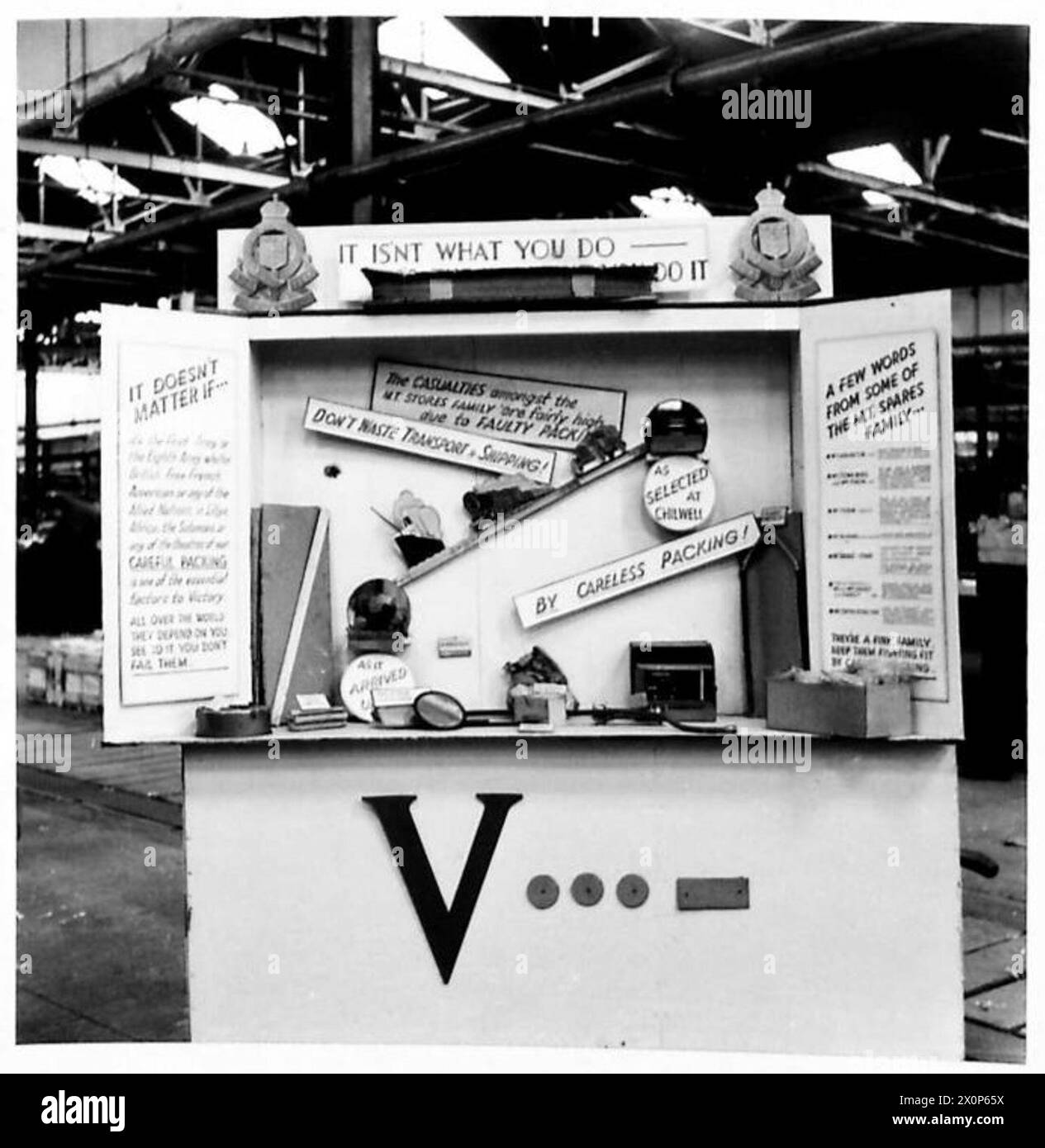 Il personale del Central Ordnance Depot di Chilwell prepara e prepara uno stand espositivo. Foto Stock