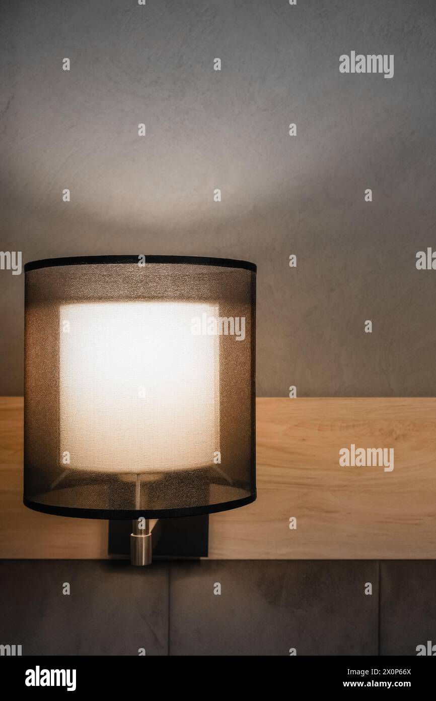 Lampada notturna a parete in soggiorno o camera da letto, elemento di design per l'illuminazione interna Foto Stock