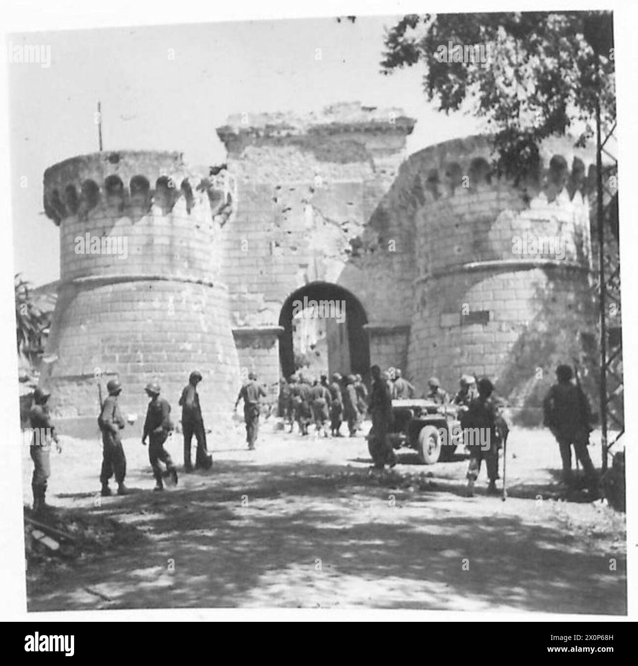 La fotografia mostra l'arco d'ingresso alla città di Velletri dopo la sua cattura da parte delle forze della Quinta Armata durante le operazioni militari in Italia. Foto Stock