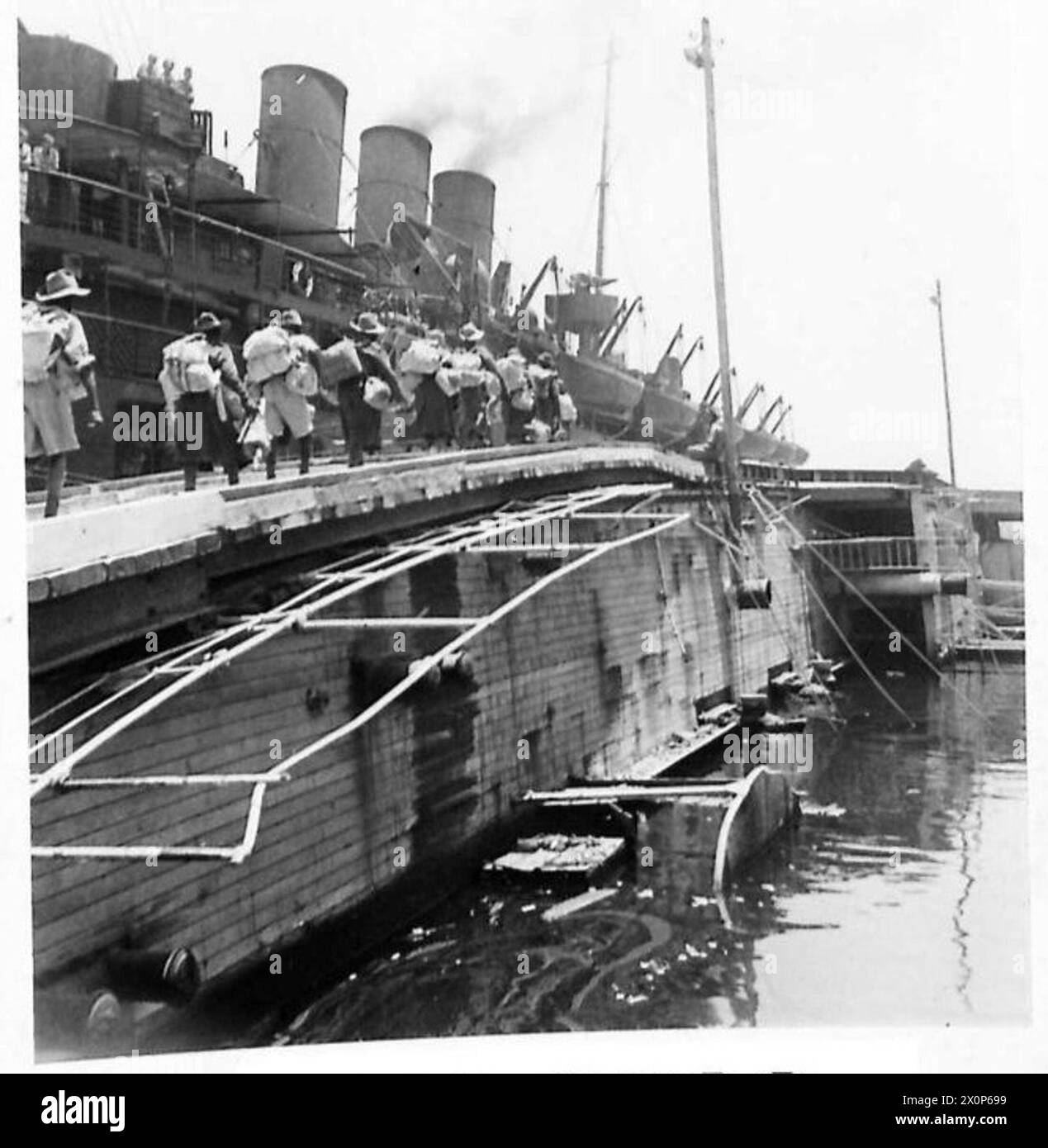 Le truppe si imbarcano a Tripoli sul relitto di un piroscafo dell'asse durante i preparativi per l'invasione. Negativo fotografico, British Army. Foto Stock