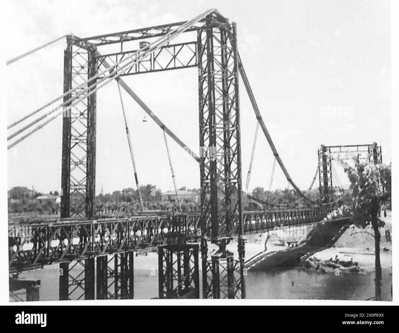 Una vista generale del ponte sospeso Flambo completo, che mostra la sua struttura e il suo layout completi. Negativo fotografico, British Army. Foto Stock
