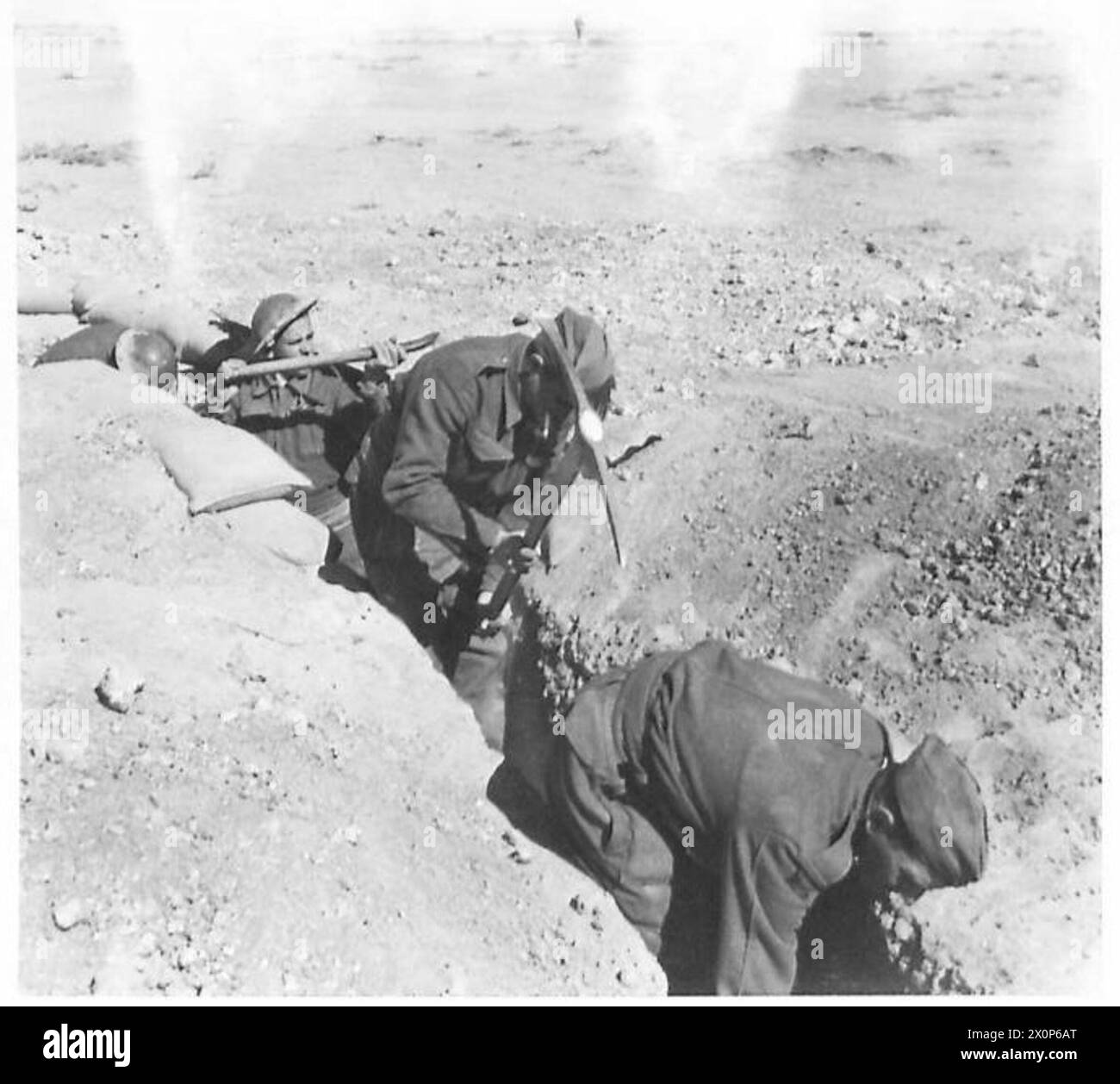 Le truppe britanniche scavano per consolidare una posizione nemica catturata durante le operazioni in Nord Africa e Medio Oriente. Foto Stock
