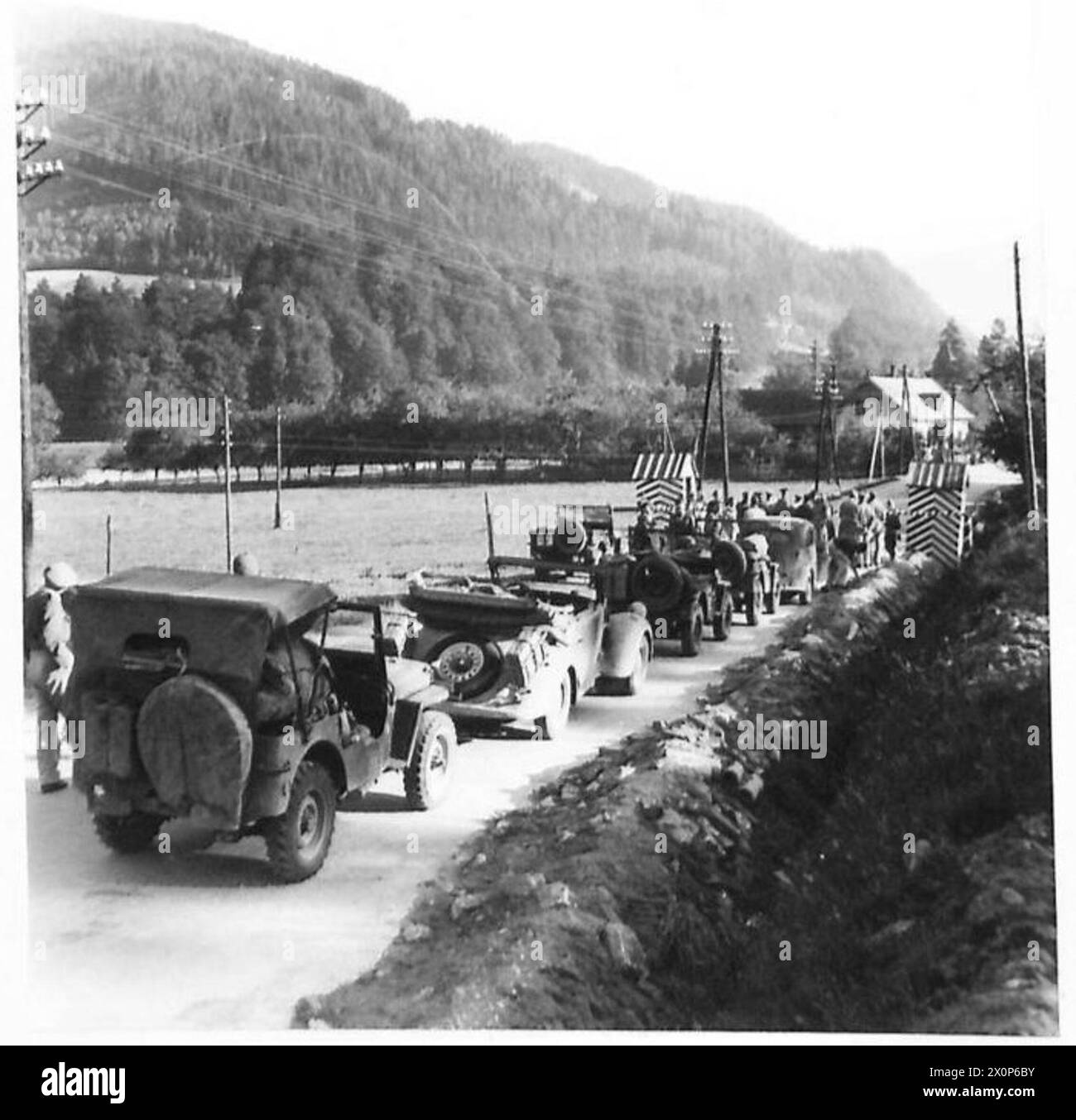 I veicoli dell'avanzata festa della stampa britannica attendono di procedere nella zona russa lungo il tragitto per Vienna. Foto negative documenta il movimento dell'esercito britannico e le operazioni di stampa. Foto Stock