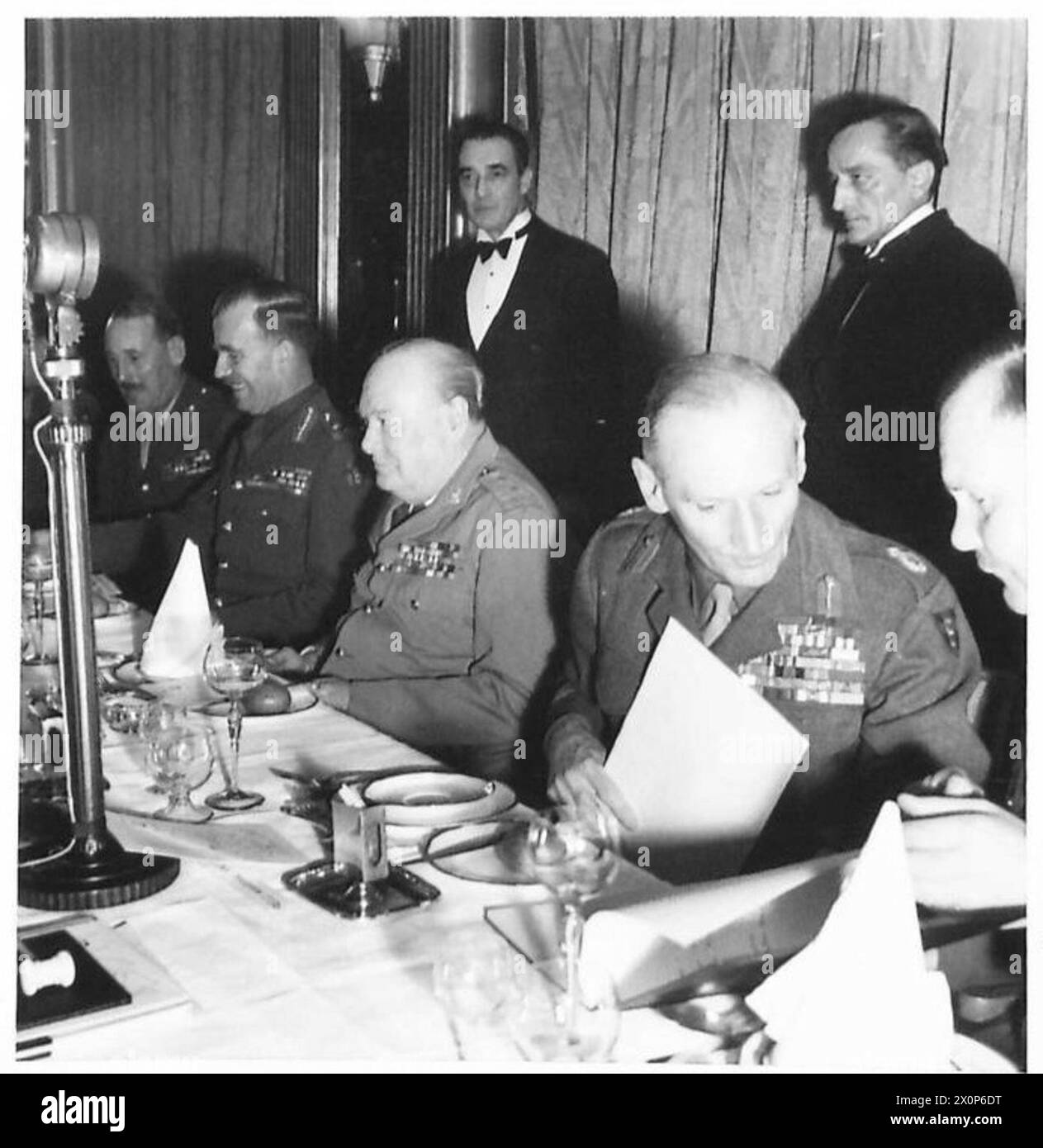 CENA EL ALAMEIN - Una serie di fotografie scattate durante la cena El Alamein tenutasi al Claridges Hotel, martedì 23 ottobre 1945, quando il feldmaresciallo Sir Bernard Montgomery presiedette e Winston Churchill fu uno degli ospiti. Negativo fotografico, British Army Foto Stock