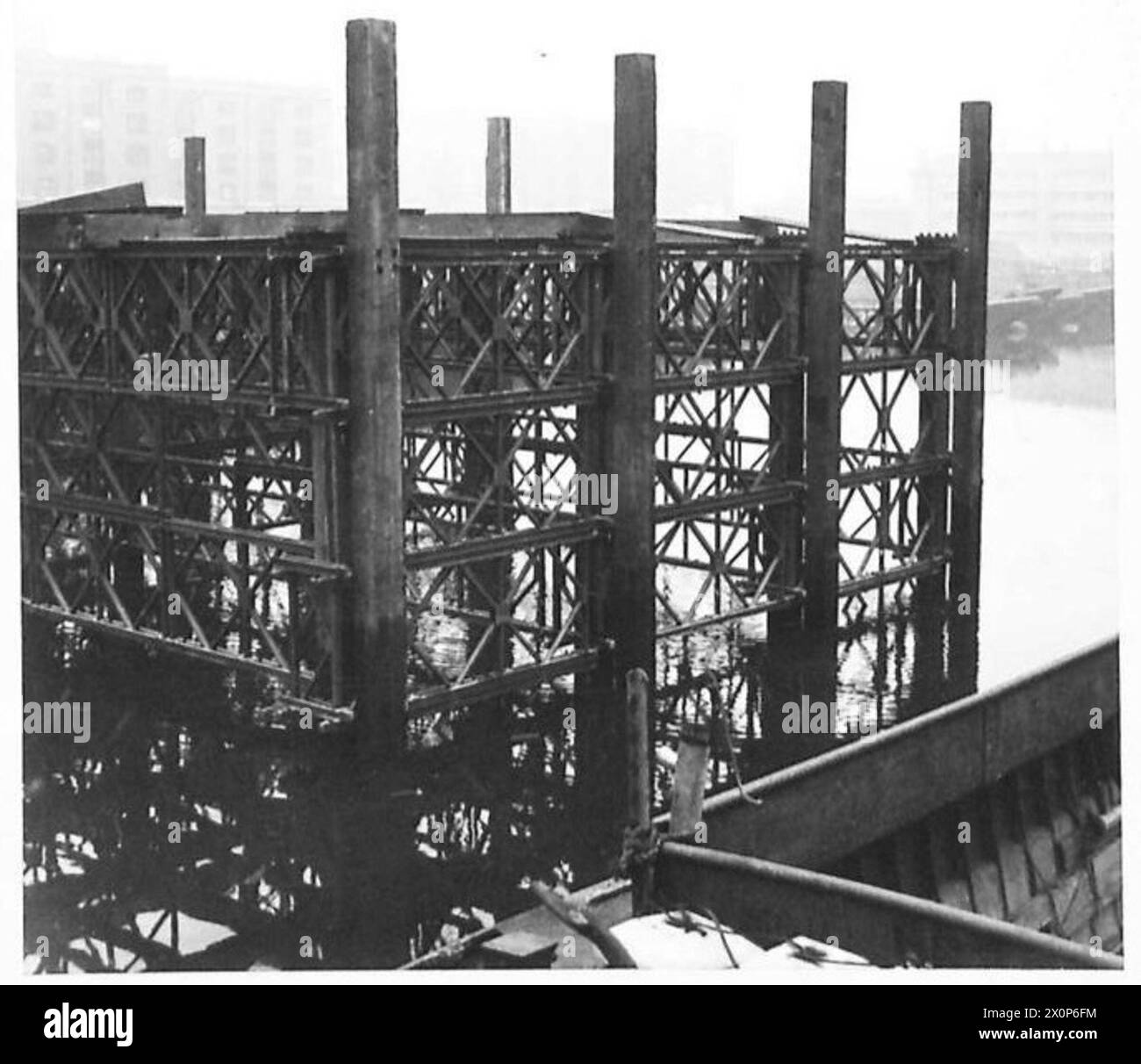 Vista del molo di St. Katherine's Dock che mostra la struttura sul molo e le strutture di ormeggio. Foto Stock